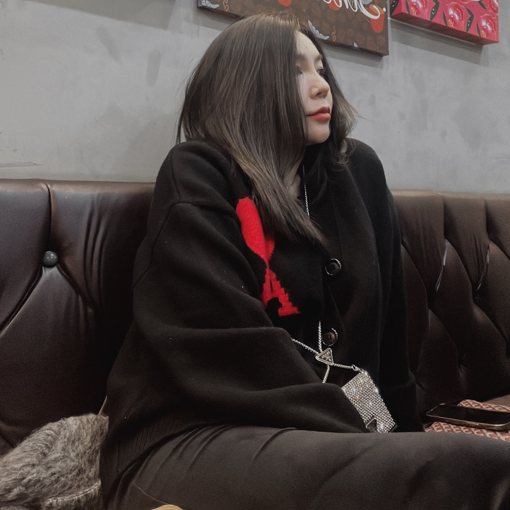AMI de Coeur Oversize Intarsia Cardigan Black 착용 스타일 - 2
