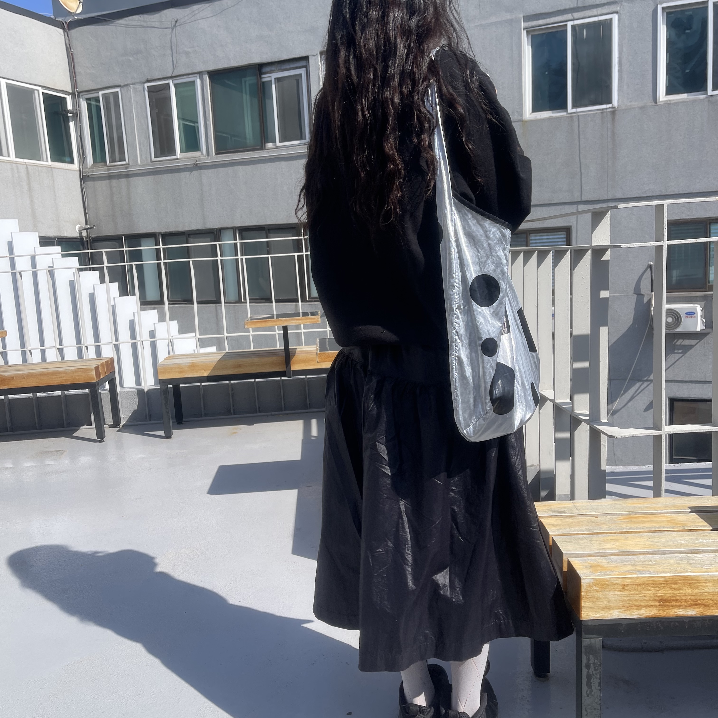 ACOC Dot Bubble Bag Glossy Silver 착용 스타일 - 1
