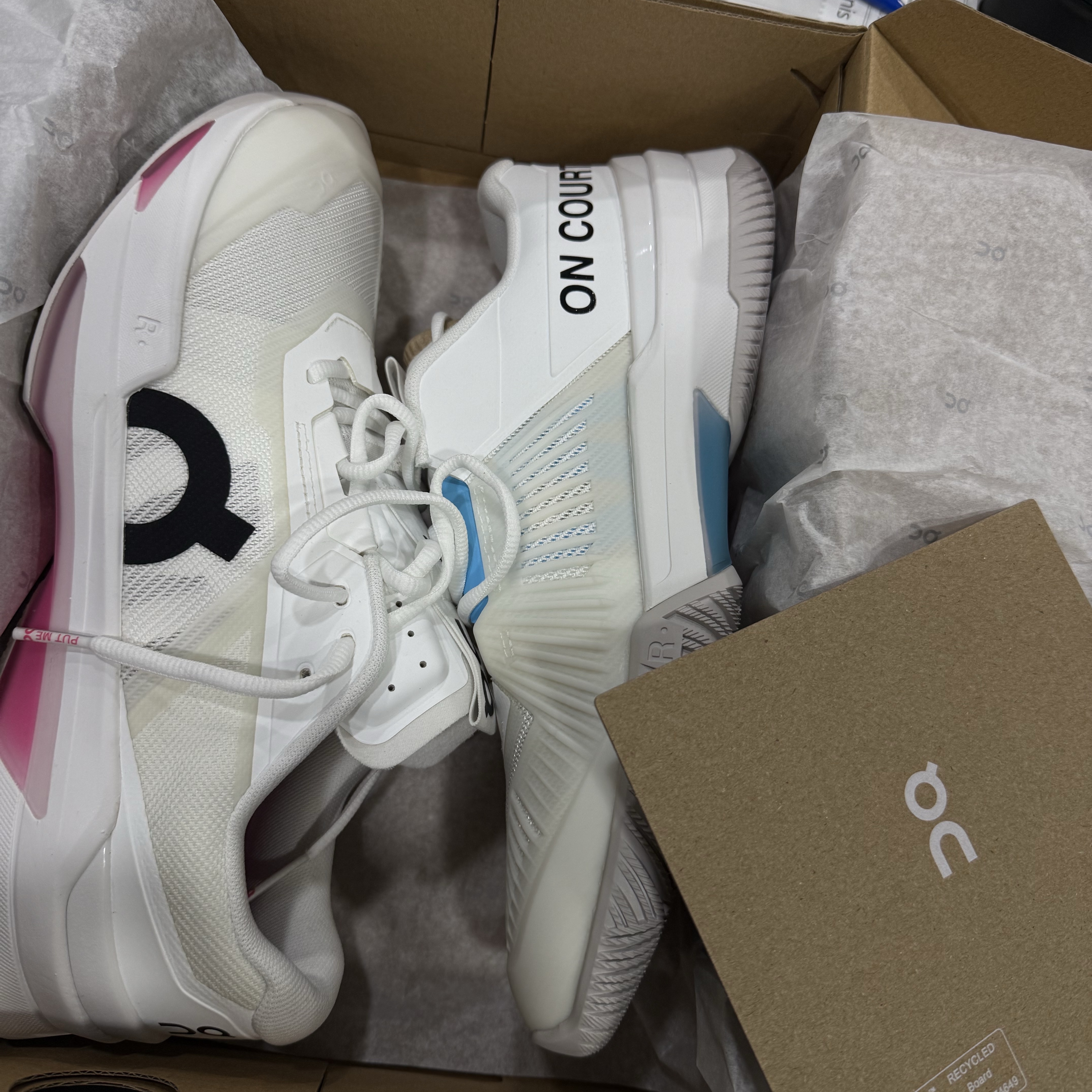 On Running The Roger Pro Fire White Pink 착용 스타일 - 2