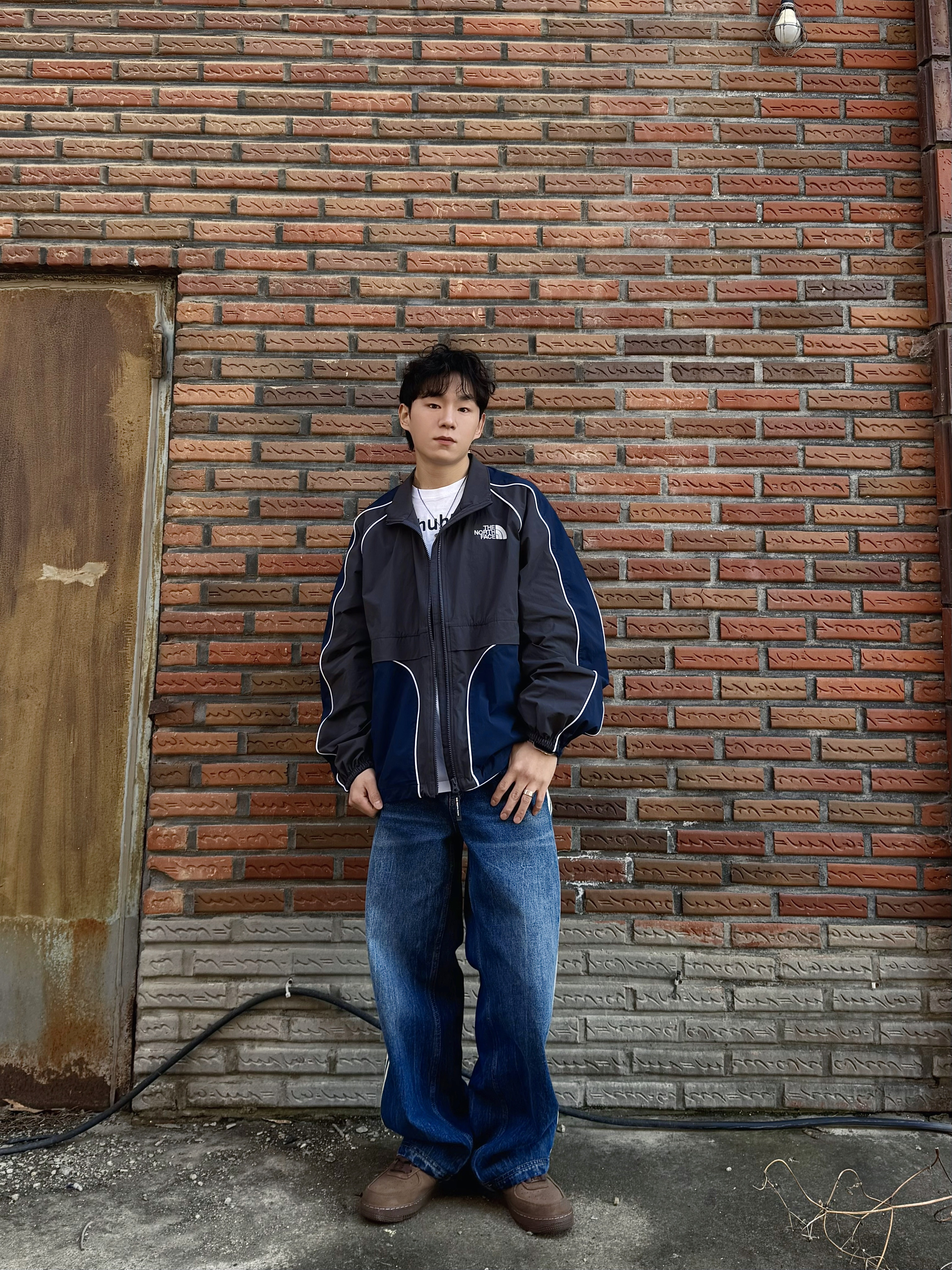 The North Face White Label Brio Jacket Dark Charcoal, Suade Huh Tee White 착용 스타일 - 1