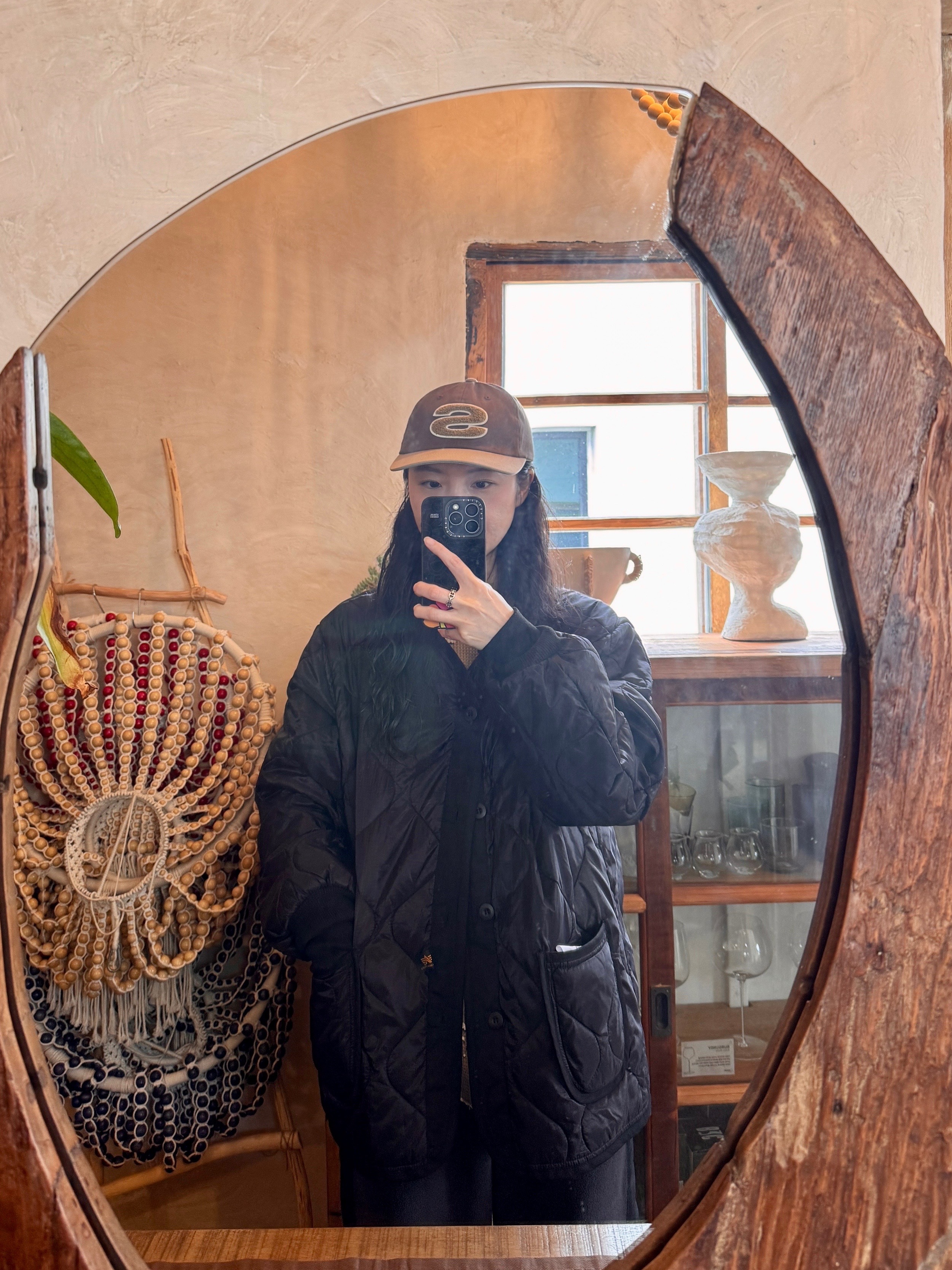 Stussy Chenille S Low Pro Cap Brown, CDG x Alpha Industries Liner Jacket Black 착용 스타일