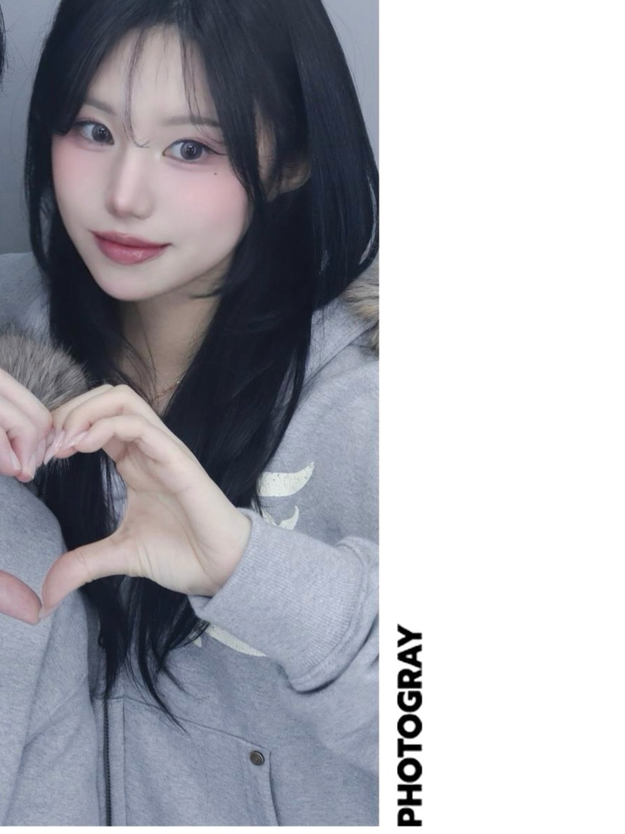AMOU Fur Hoodie Zip Up Gray 착용 스타일 - 3