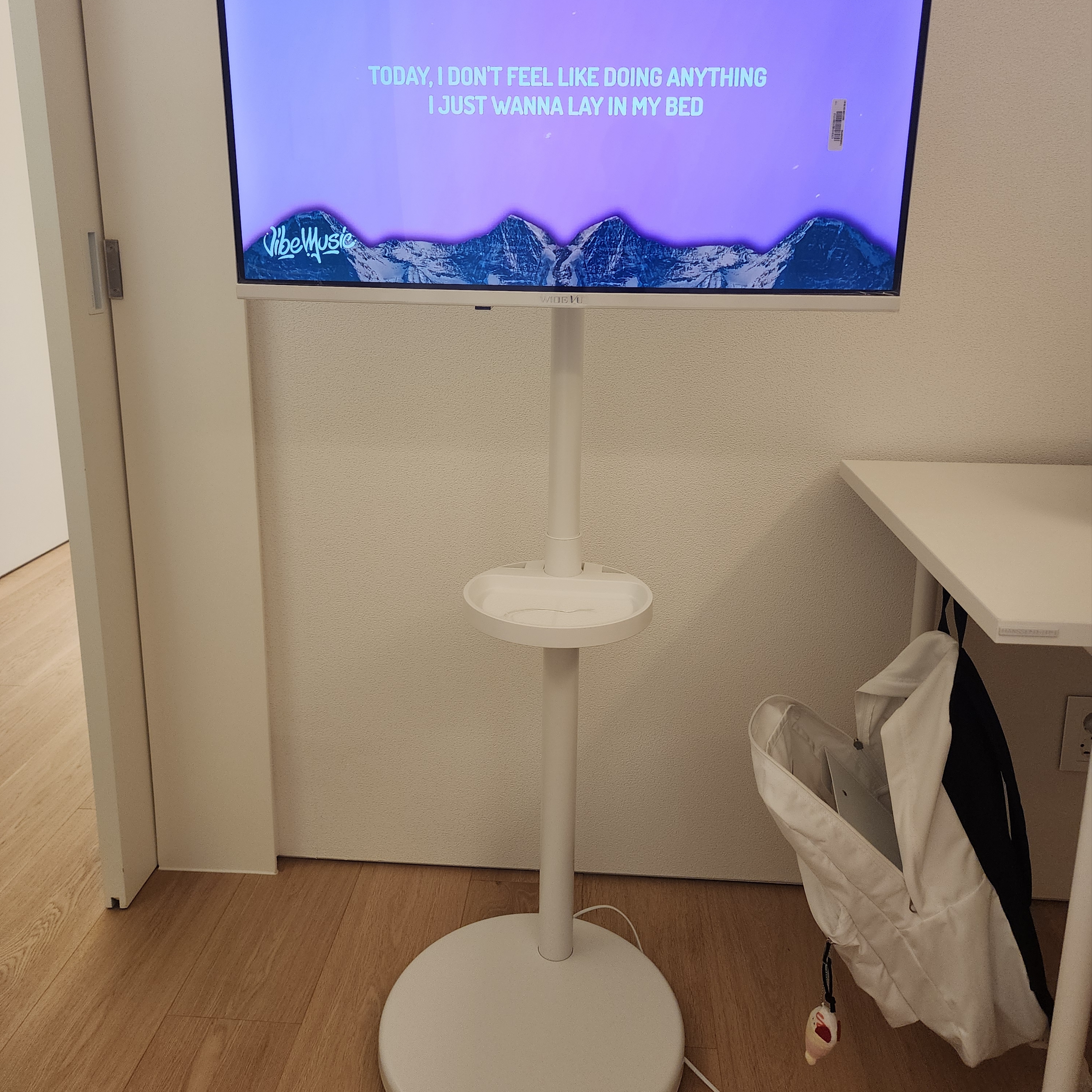 [15% 쿠폰] WIDEVU WideMovingVu White Edition V3 Set QLED 81 cm (32 in) FHD Smart Mobile TV 착용 스타일