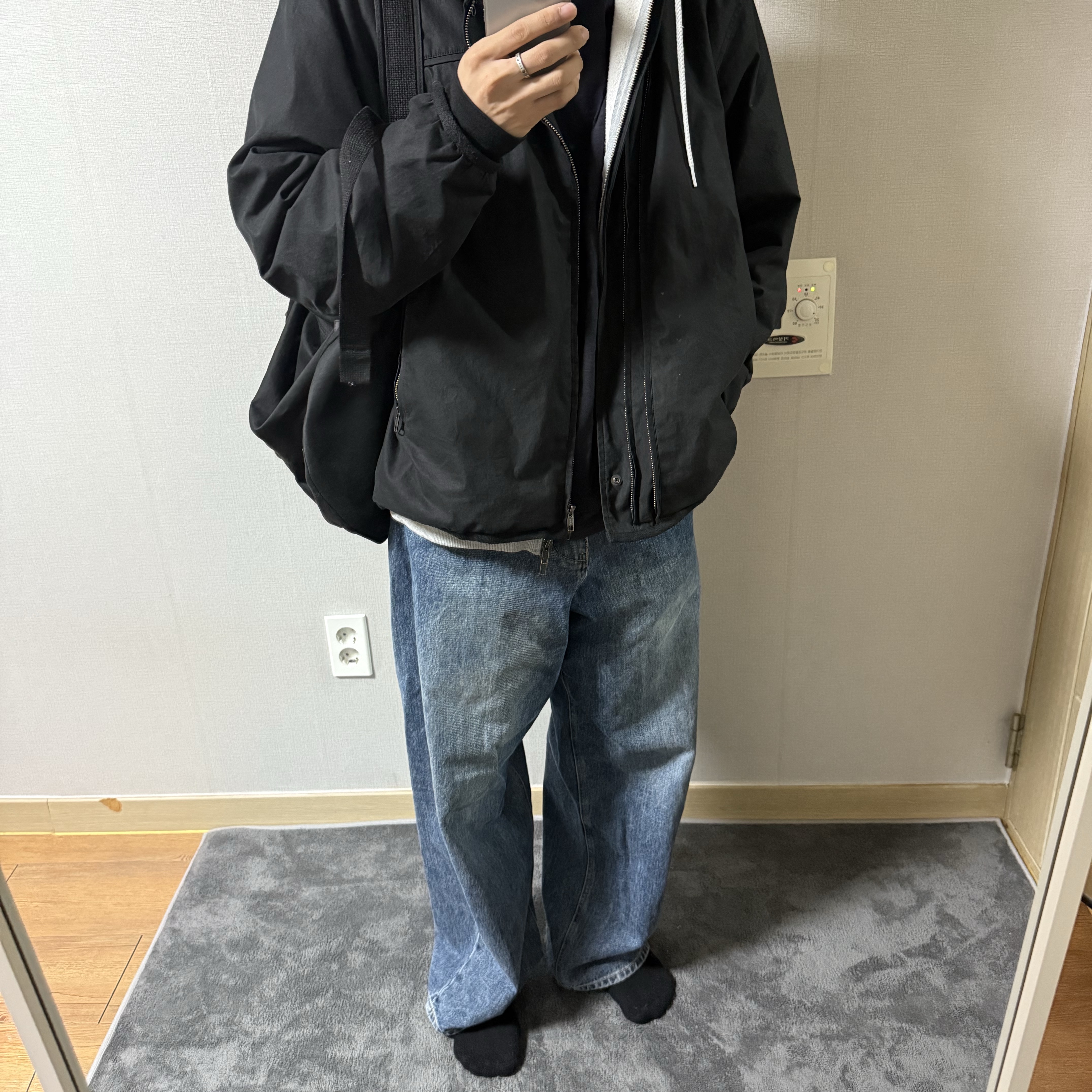 Hatchingroom Wide Curve Jeans Washed Blue, Hatchingroom Mono Jacket Black 착용 스타일 - 2