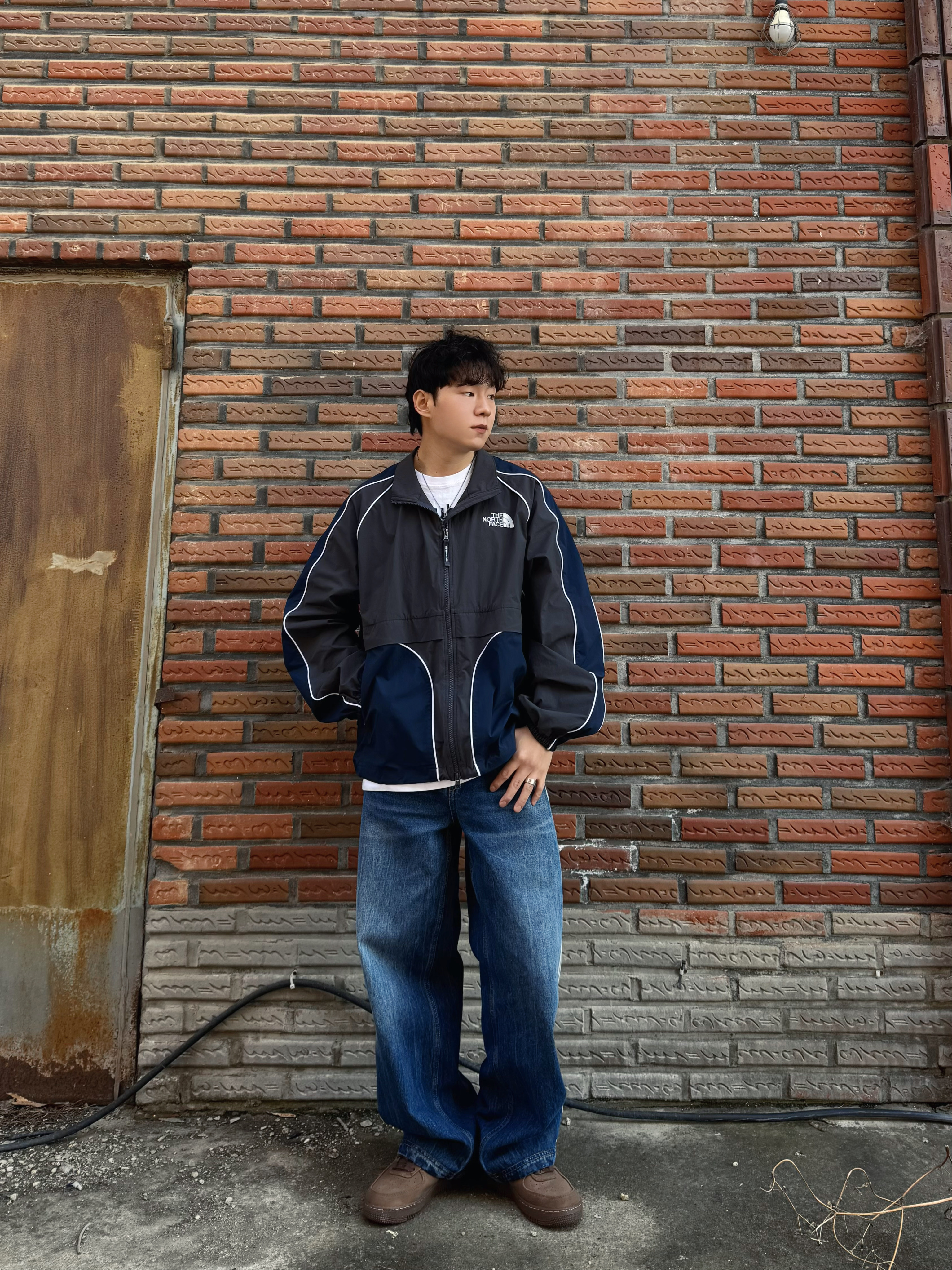The North Face White Label Brio Jacket Dark Charcoal, Suade Huh Tee White 착용 스타일 - 4