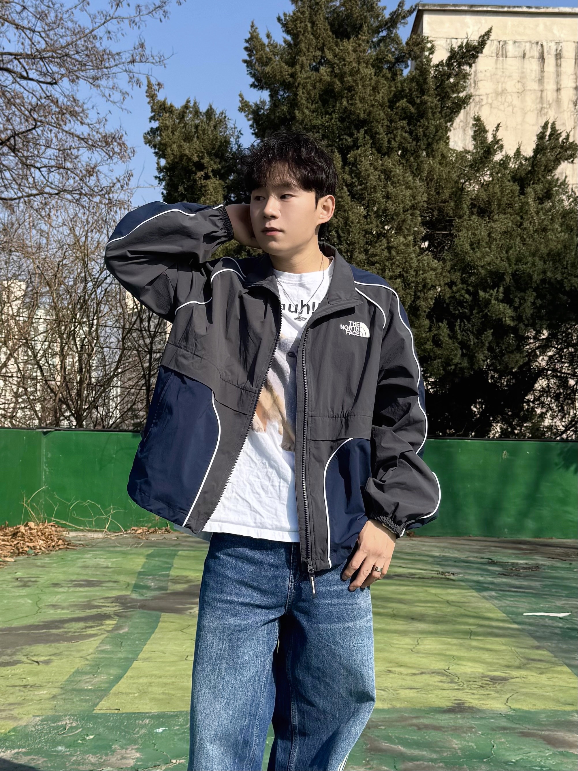 The North Face White Label Brio Jacket Dark Charcoal, Suade Huh Tee White 착용 스타일 - 6