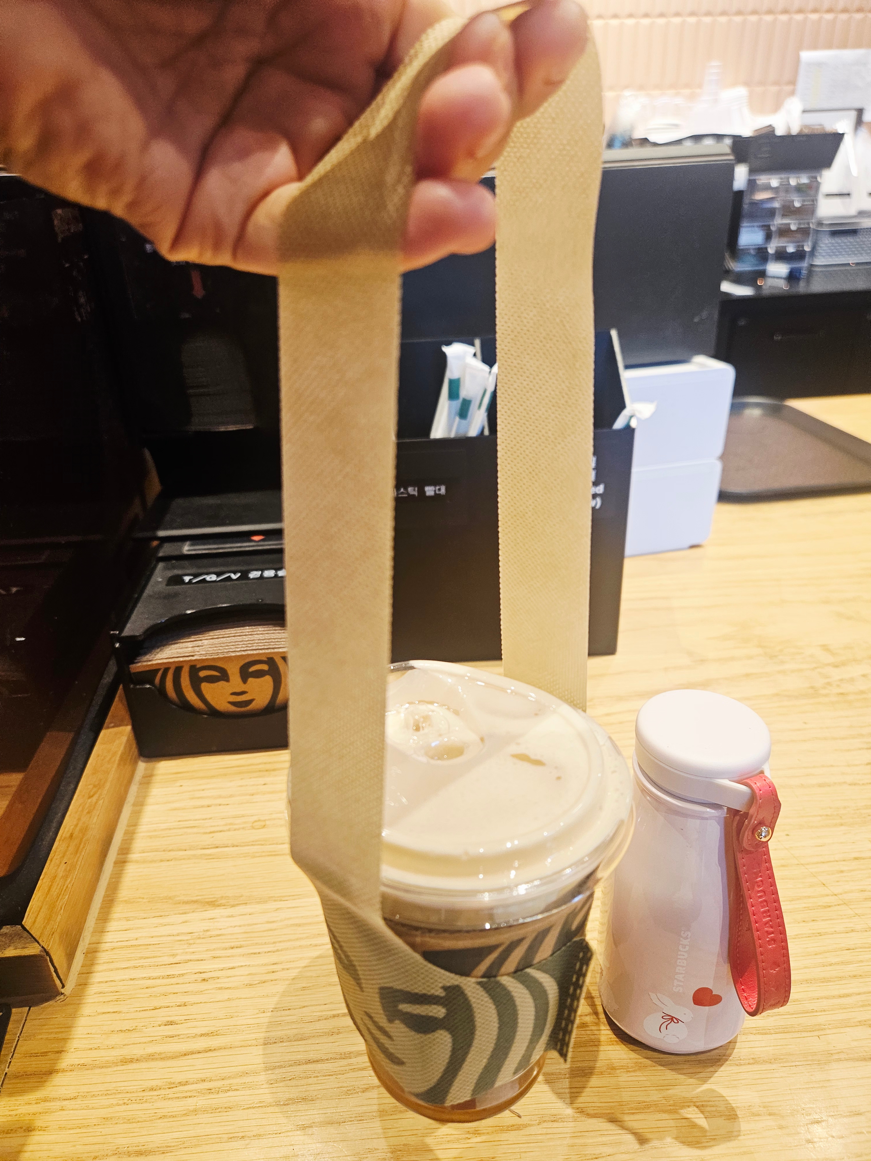 Starbucks SS Love Bani Kona Tumbler 237ml, Starbucks Blossom Flower Knit Bag Pink 착용 스타일 - 2