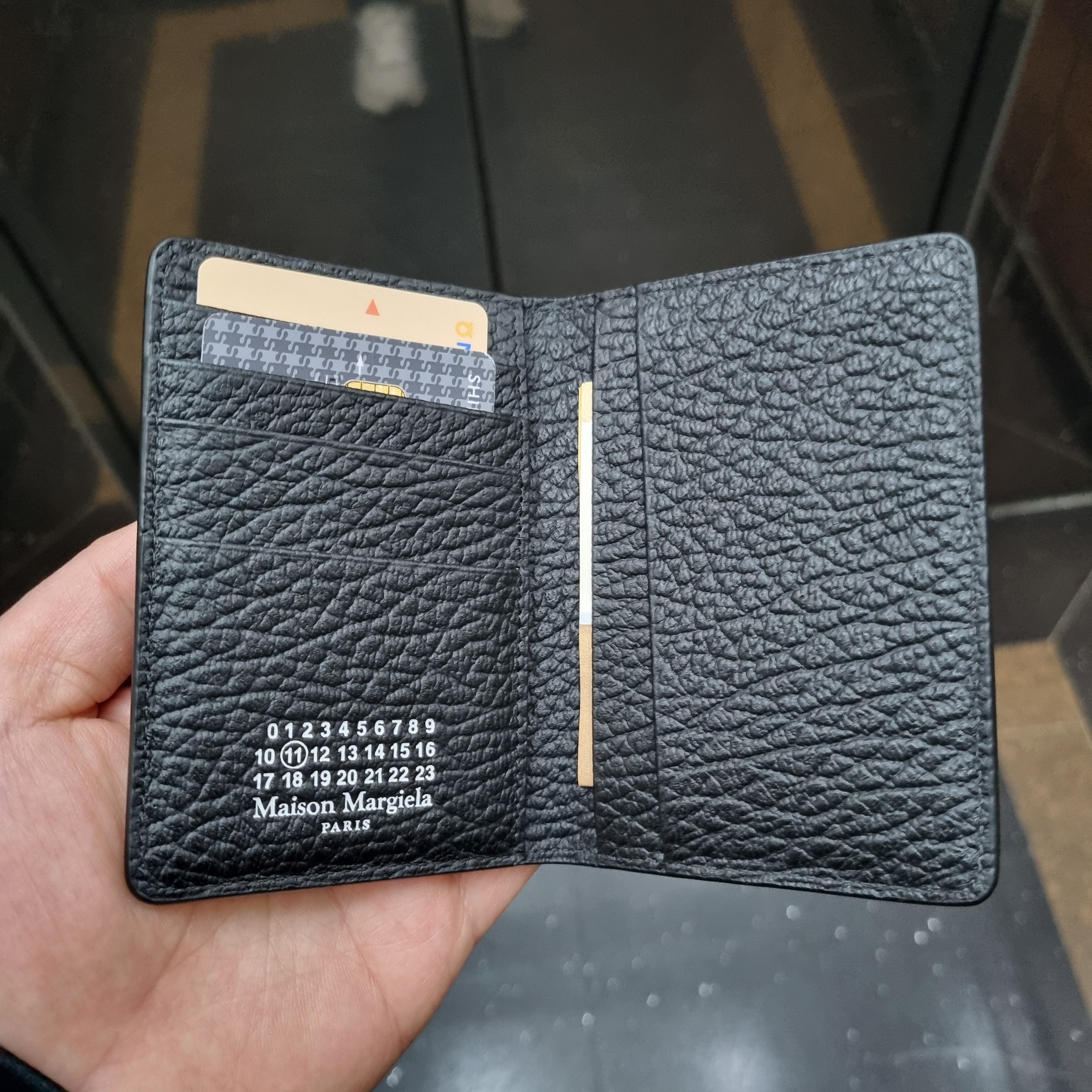 Maison Margiela Bovine Leather Card Holder Black 착용 스타일 - 1