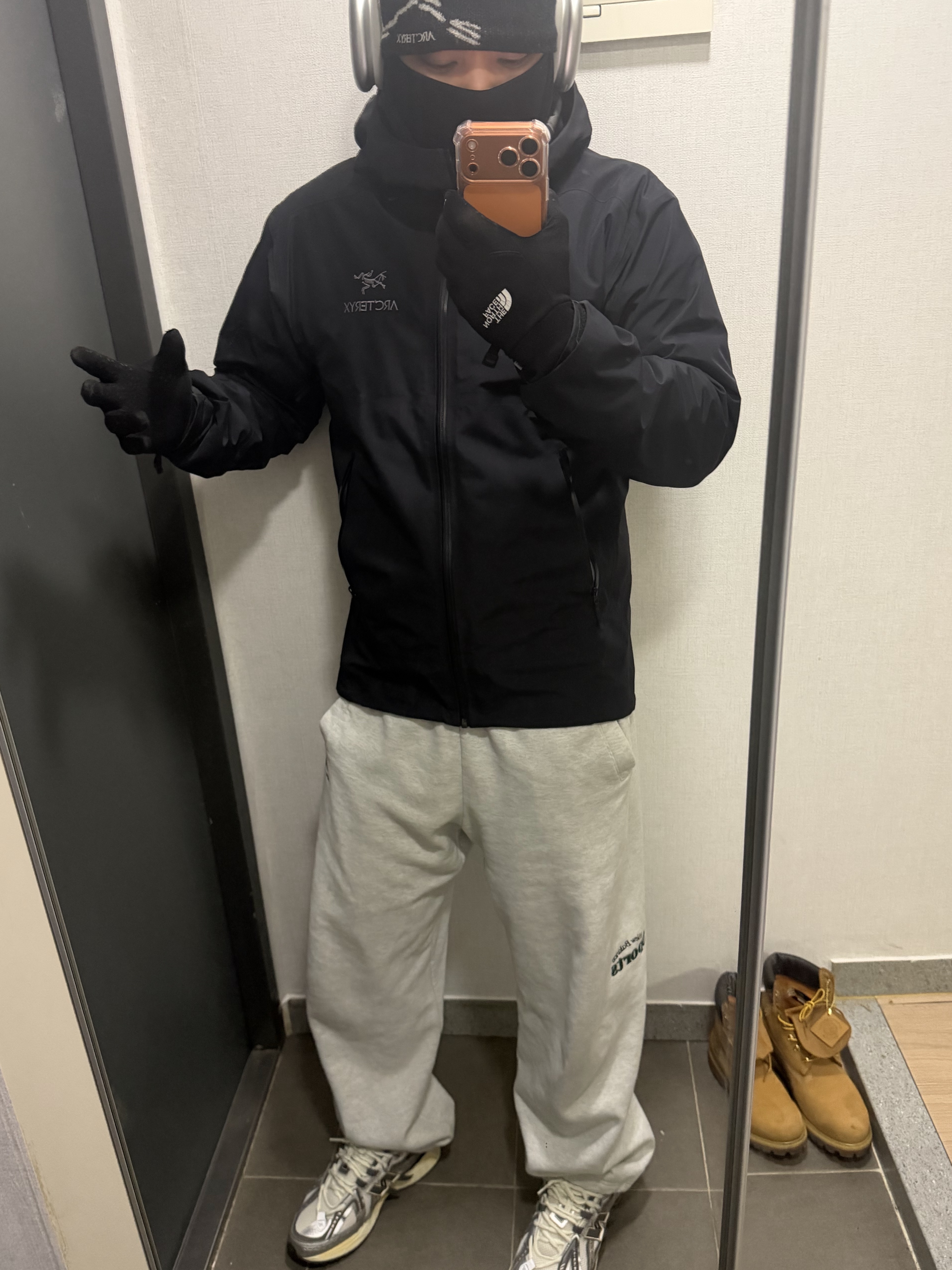 New Balance 1906A Silver Metallic Castlerock, Arc'teryx Bird Head Toque Orca 착용 스타일