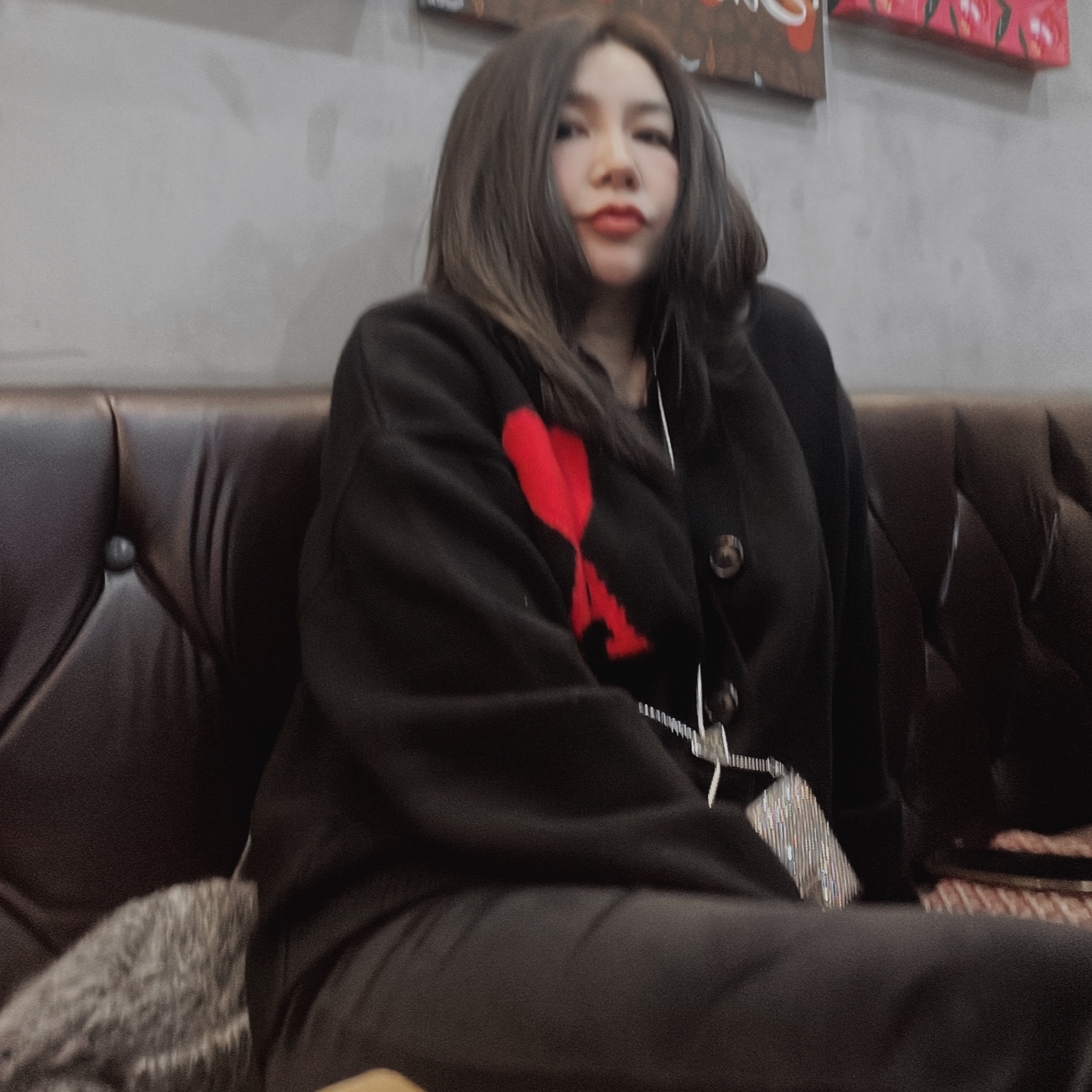 AMI de Coeur Oversize Intarsia Cardigan Black 착용 스타일 - 1