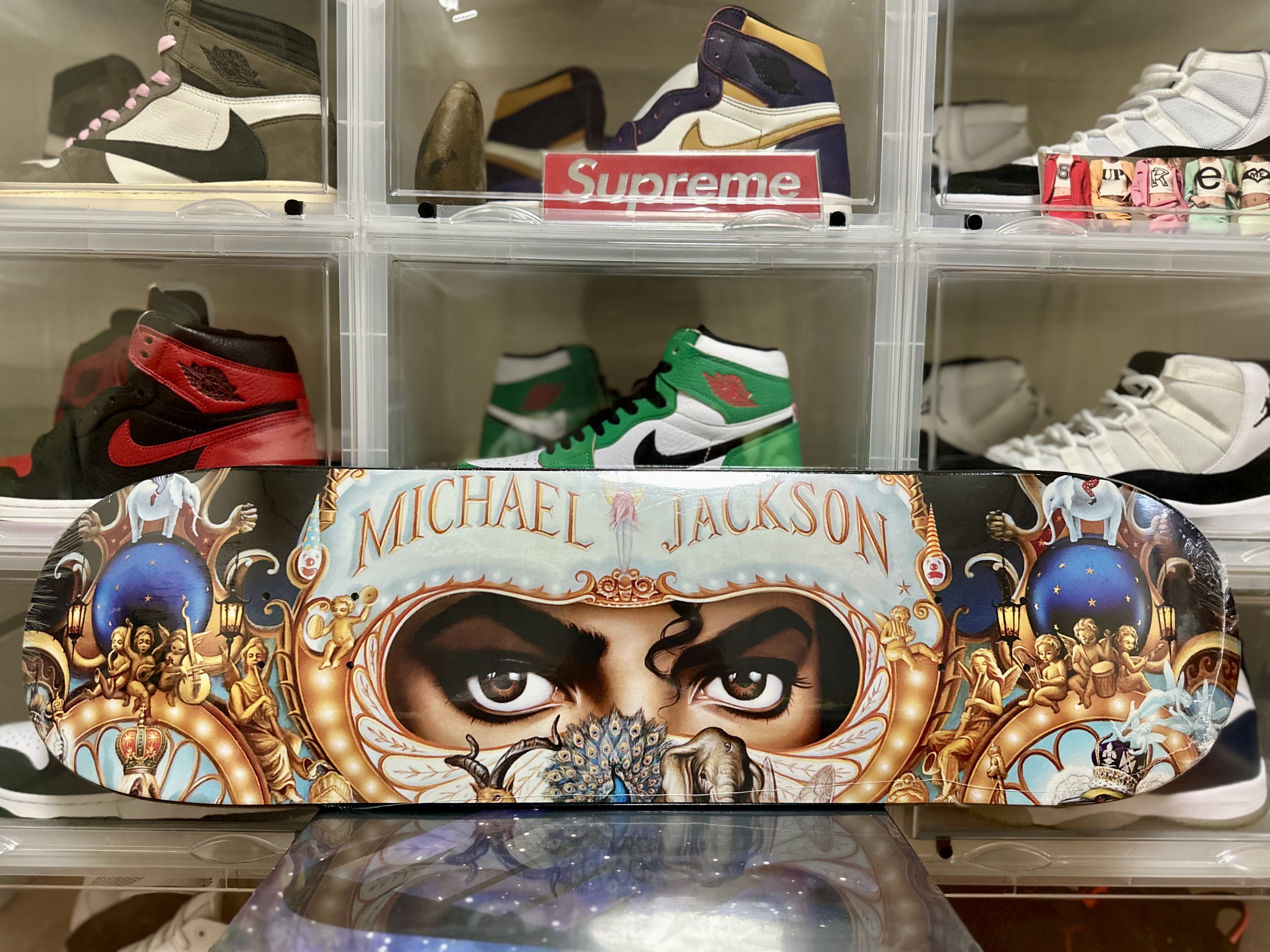 Supreme x Michael Jackson Dangerous Skateboard Multicolor - 25FW, Supreme Box Logo Car Emblem Red - 25FW 착용 스타일