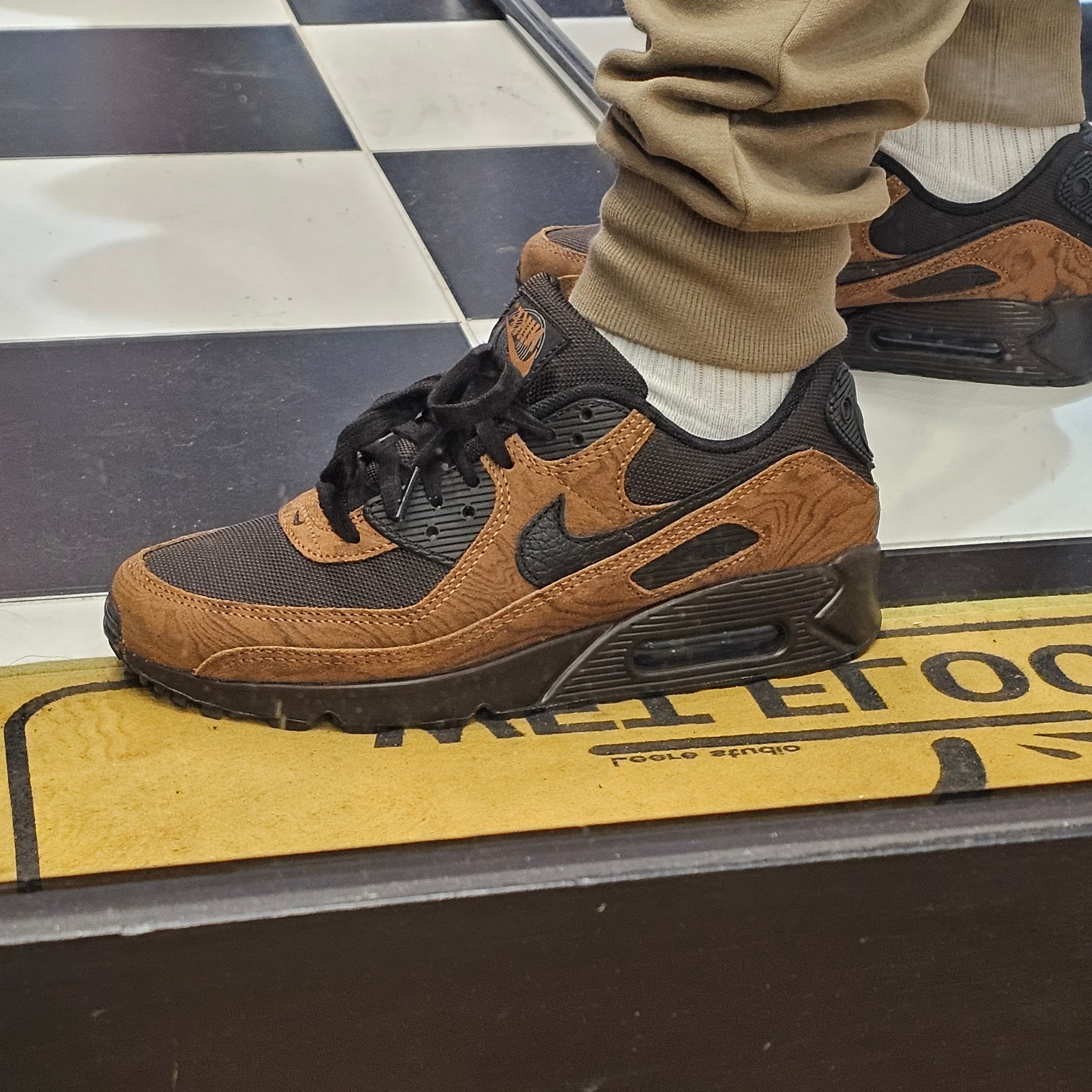 Nike Air Max 90 Light British Tan and Black 착용 스타일