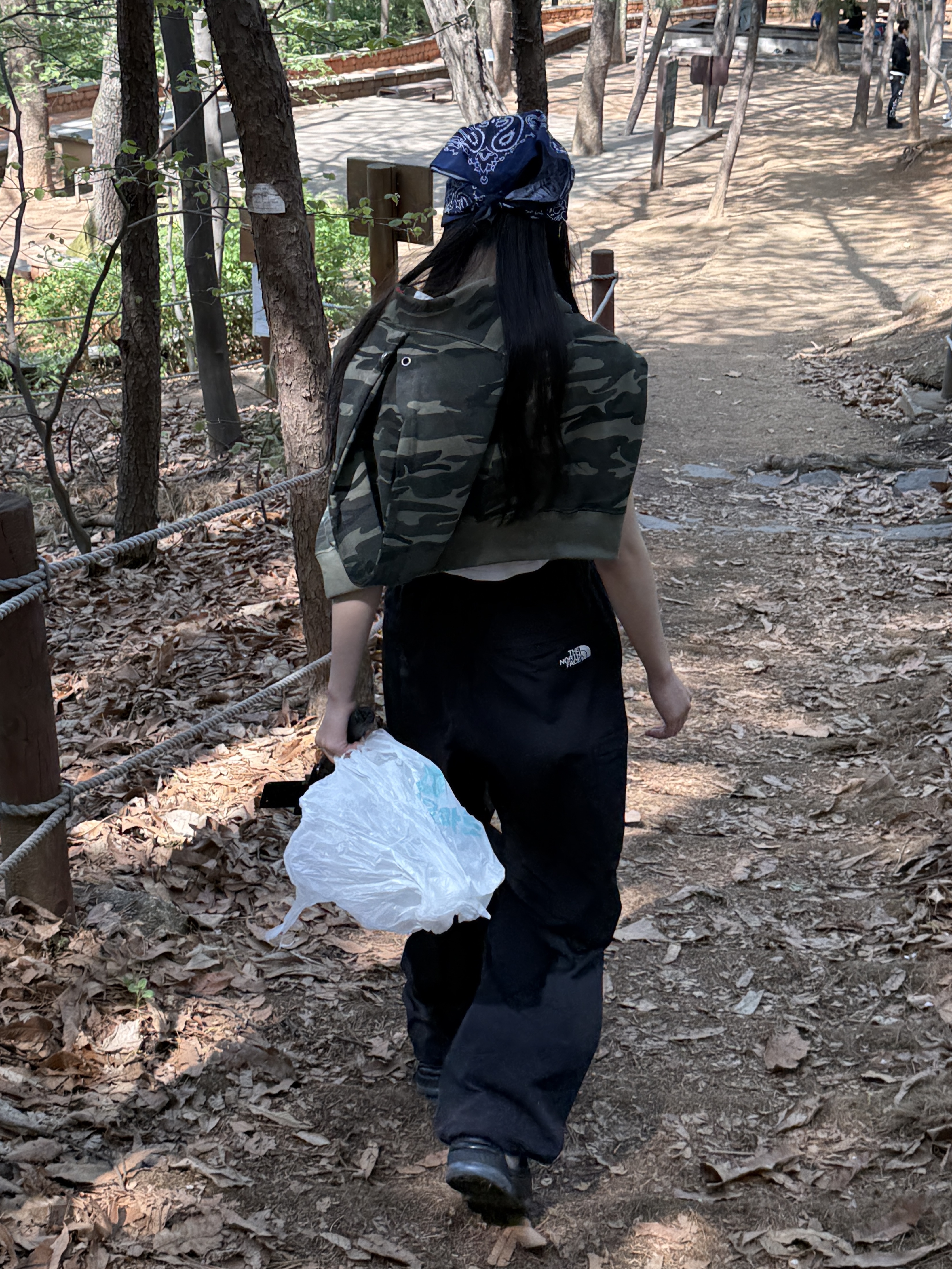 The North Face Ice Run Cargo Pants Black - 25SS, Supreme Hav-A-Hank Bandanas Multicolor (Set of 3) - 24SS 착용 스타일 - 1