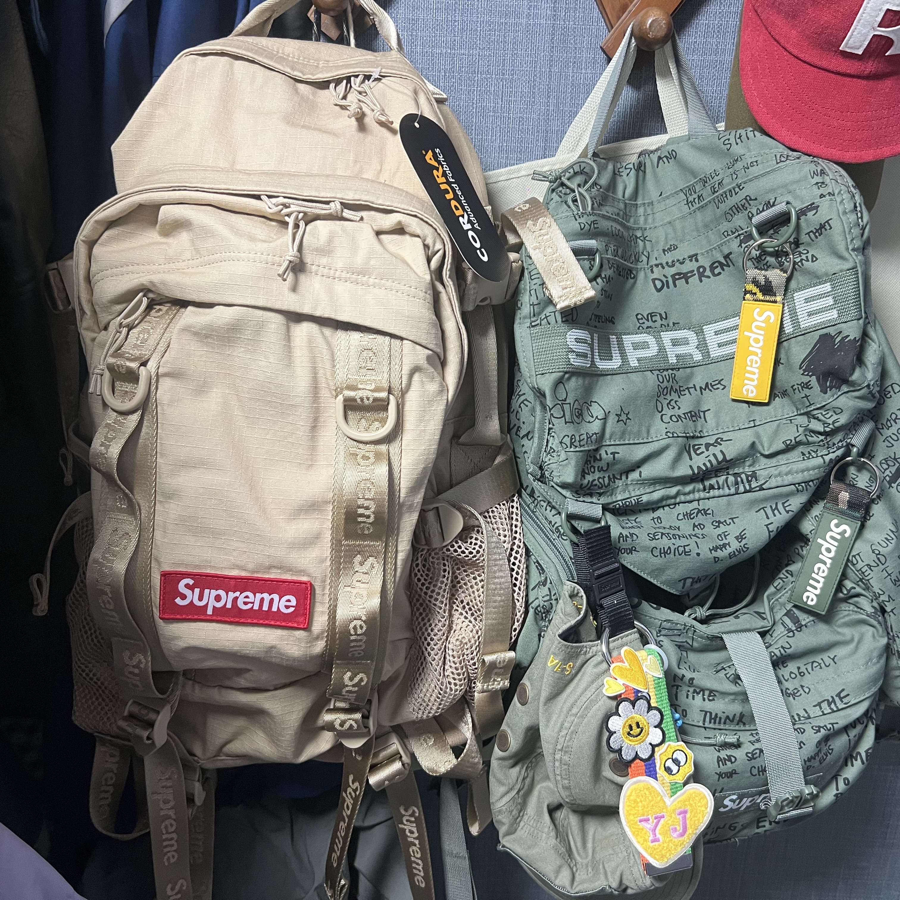Supreme Backpack Tan - 26SS, Supreme Webbing Keychain Green Camo - 23SS 착용 스타일 - 2