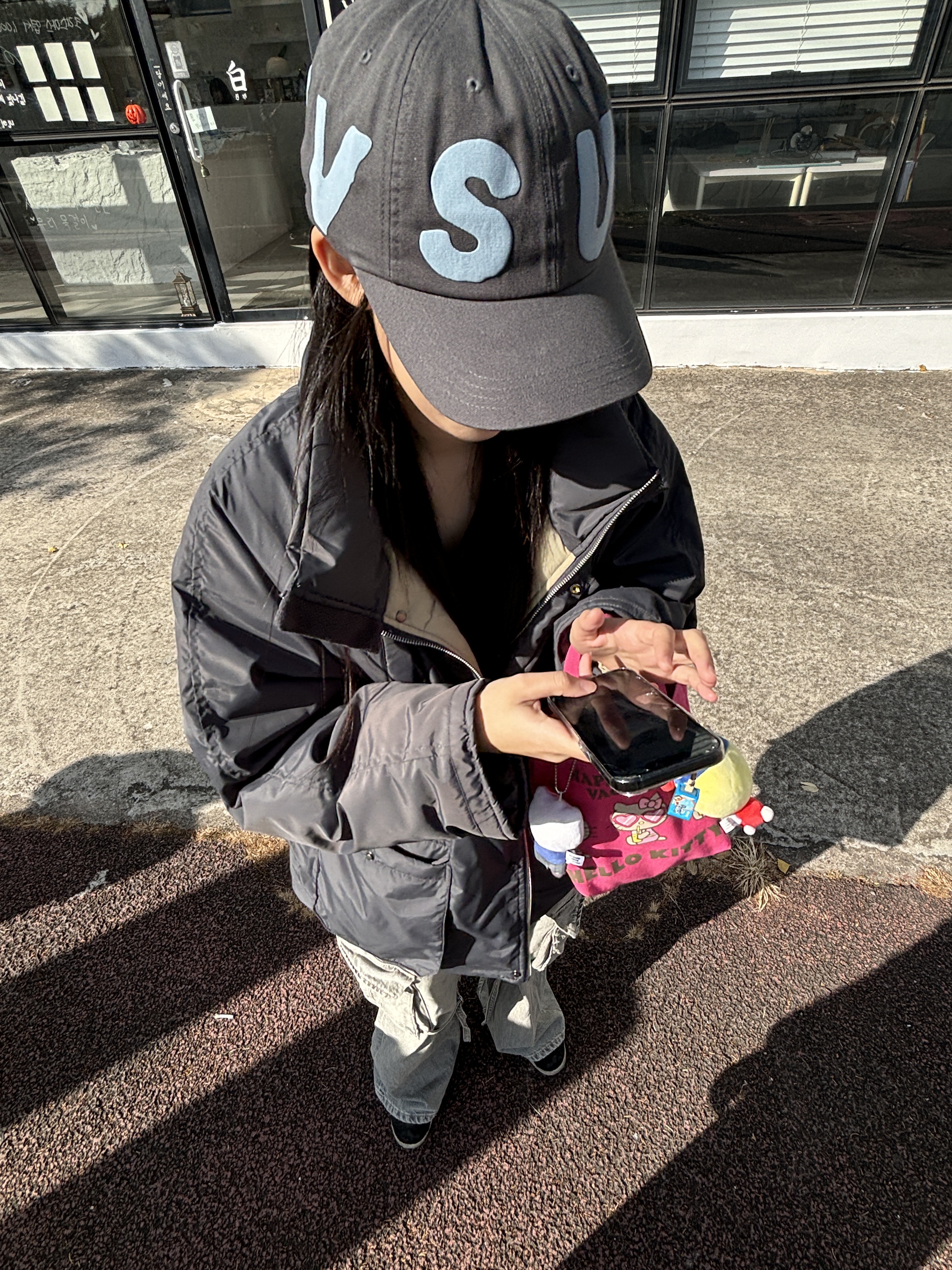 [더블적립] sunlovetour Capital Cap Charcoal 착용 스타일 - 4