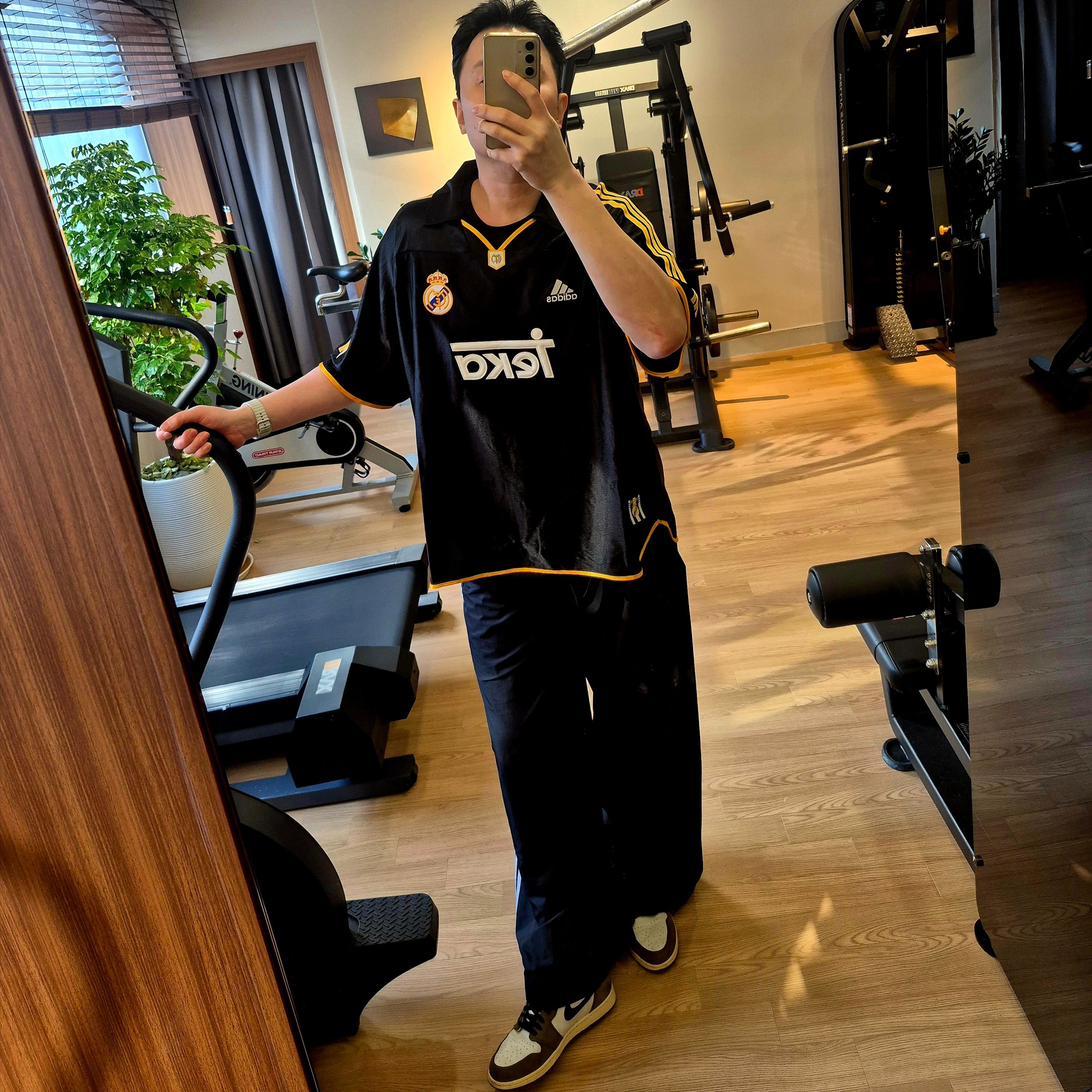 Adidas Real Madrid 99/00 Away Jersey Black - KR Sizing (Non Marking Ver.), Jordan 1 x Travis Scott Retro High OG SP Mocha 착용 스타일