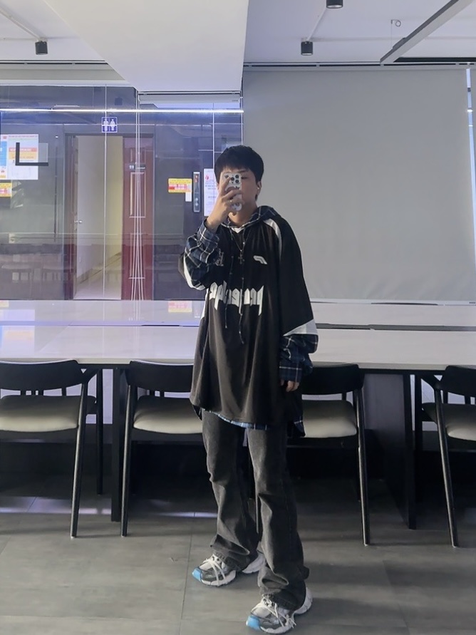 Project G/R Oversized Football Jersey Black, Balenciaga 3XL Sneakers Grey White Blue 착용 스타일