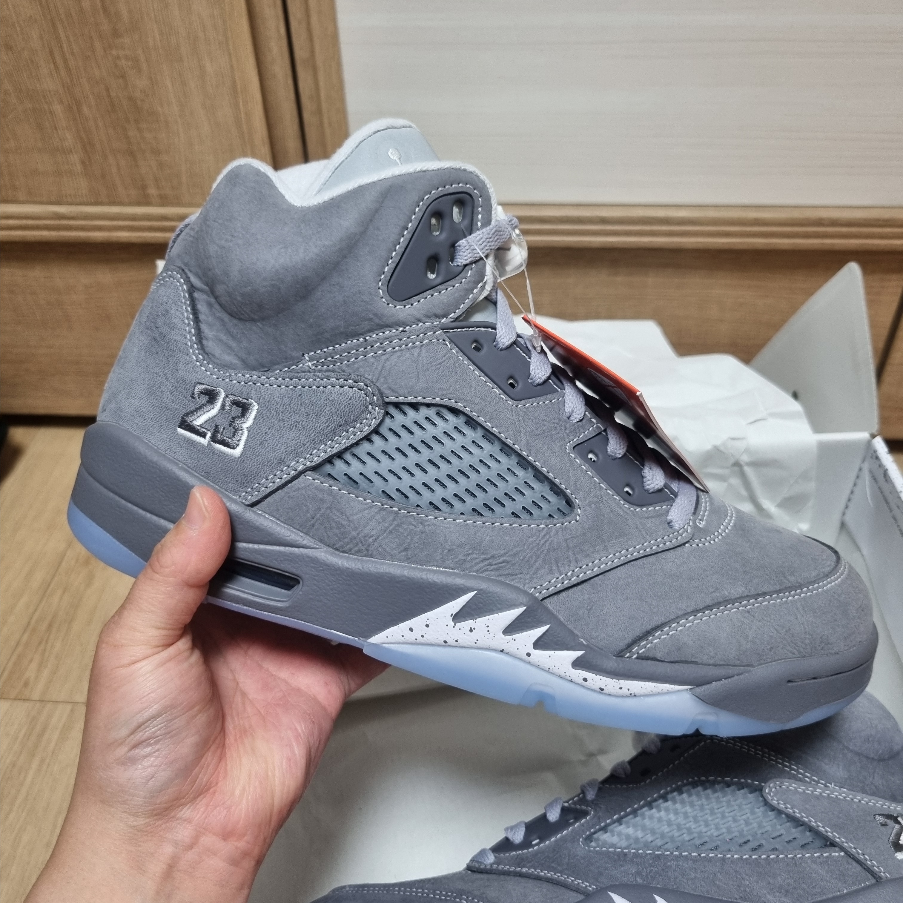 Jordan 5 Retro Light Graphite and Wolf Grey 착용 스타일 - 1