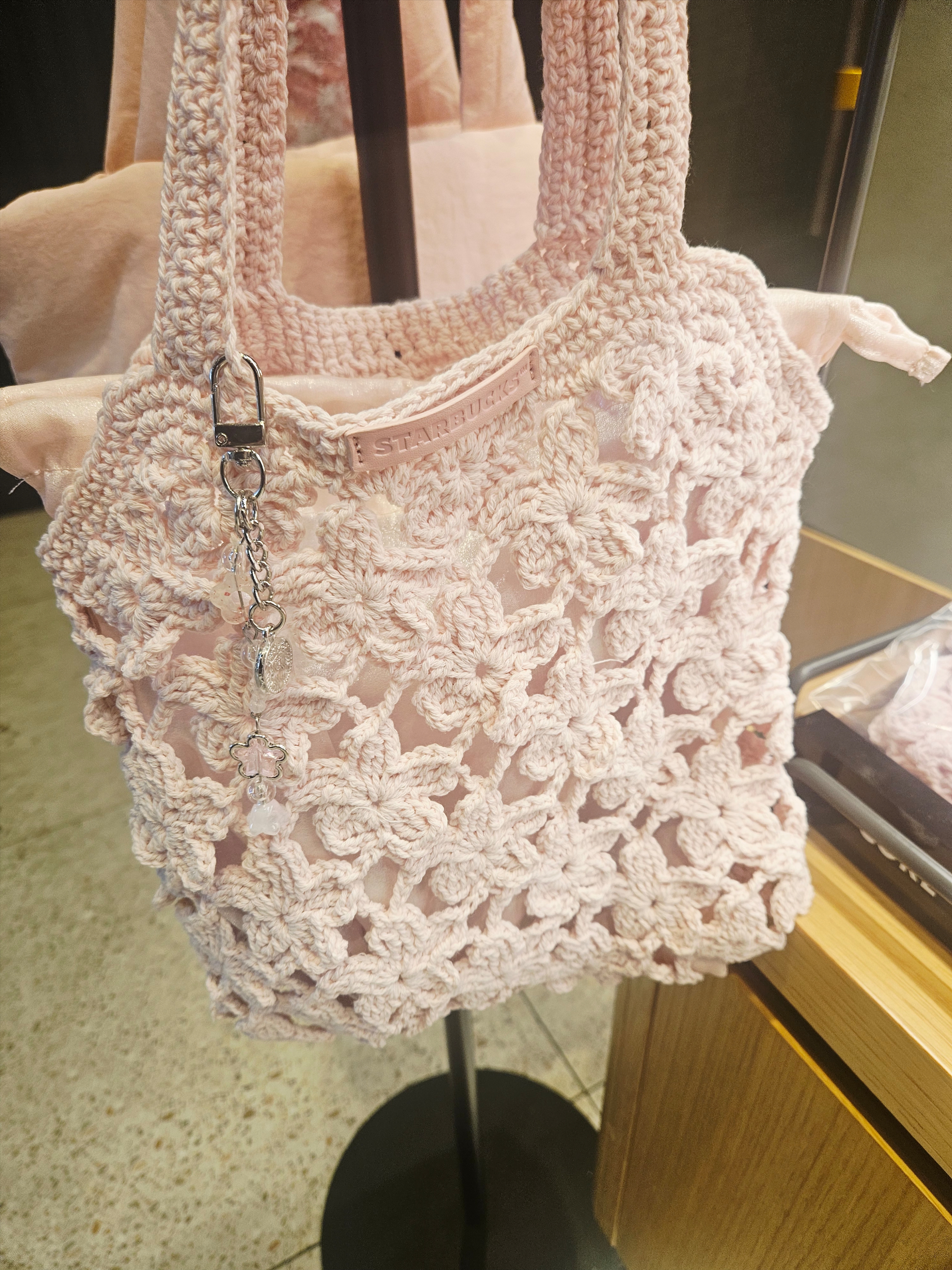 Starbucks SS Love Bani Kona Tumbler 237ml, Starbucks Blossom Flower Knit Bag Pink 착용 스타일 - 3