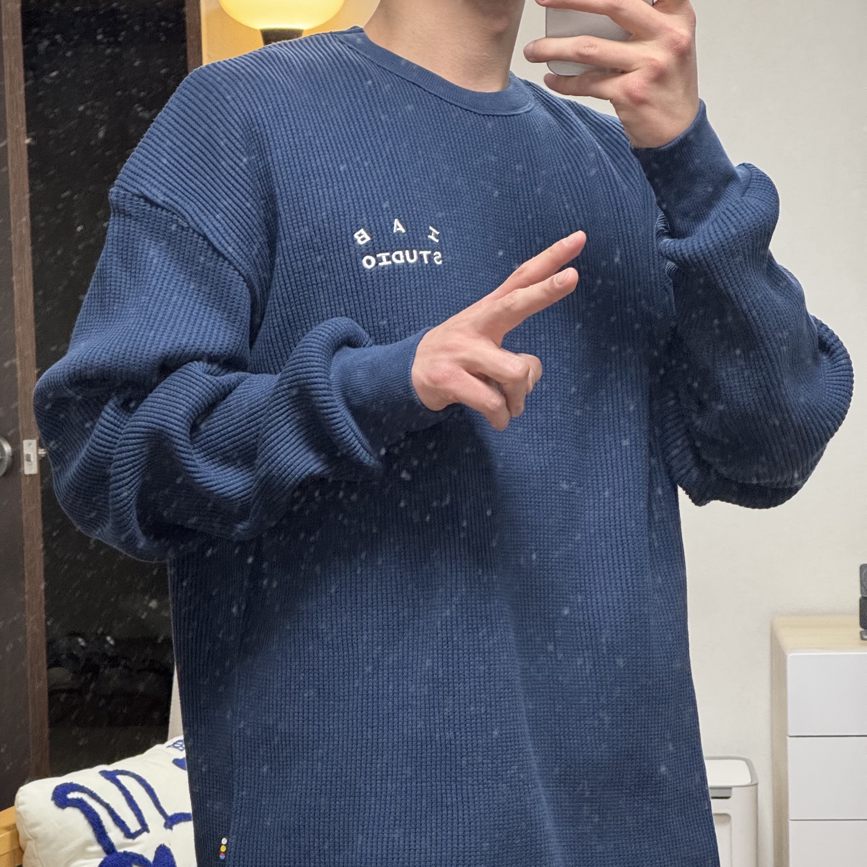 IAB Studio IAB Waffle Long Sleeve Navy 착용 스타일