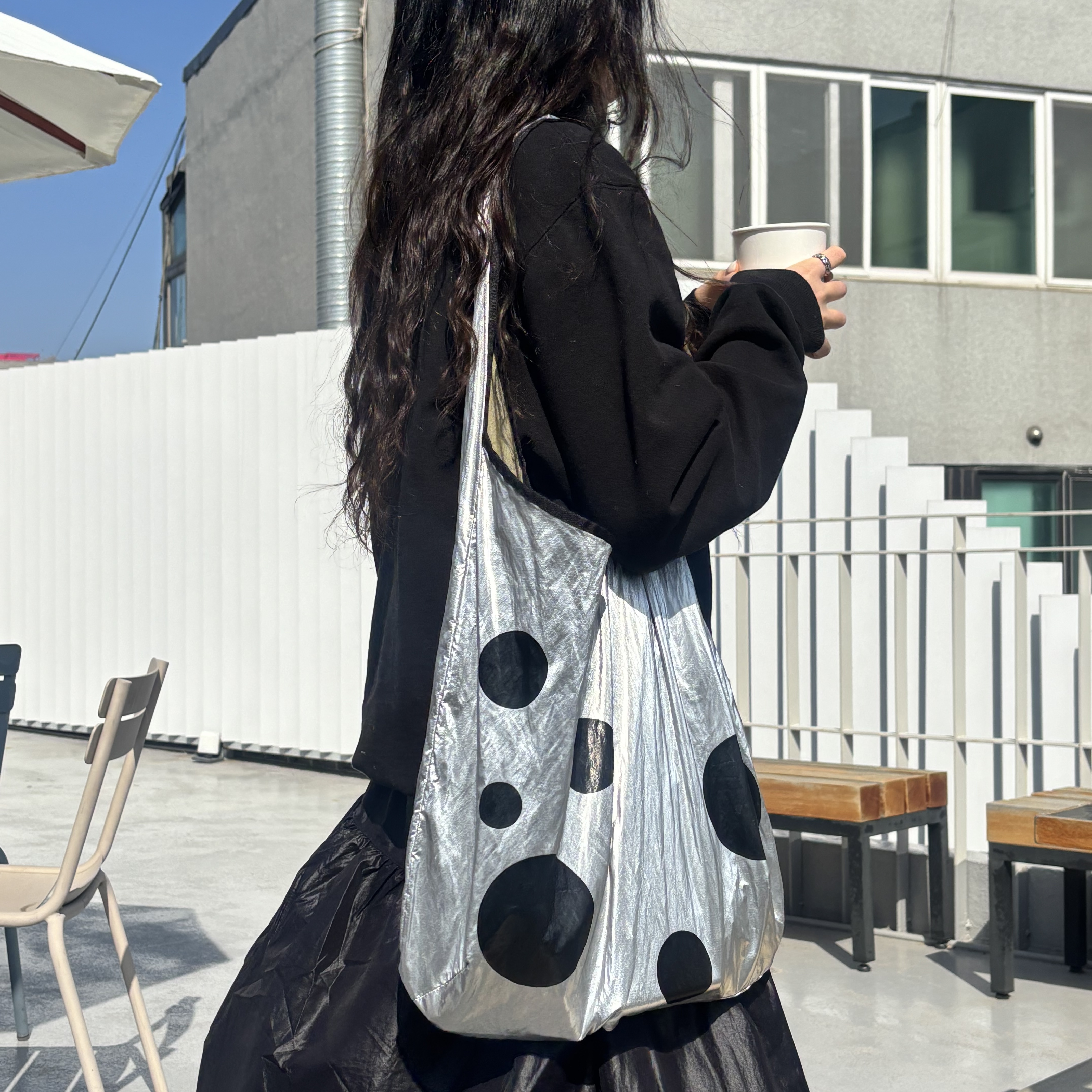 ACOC Dot Bubble Bag Glossy Silver 착용 스타일 - 2