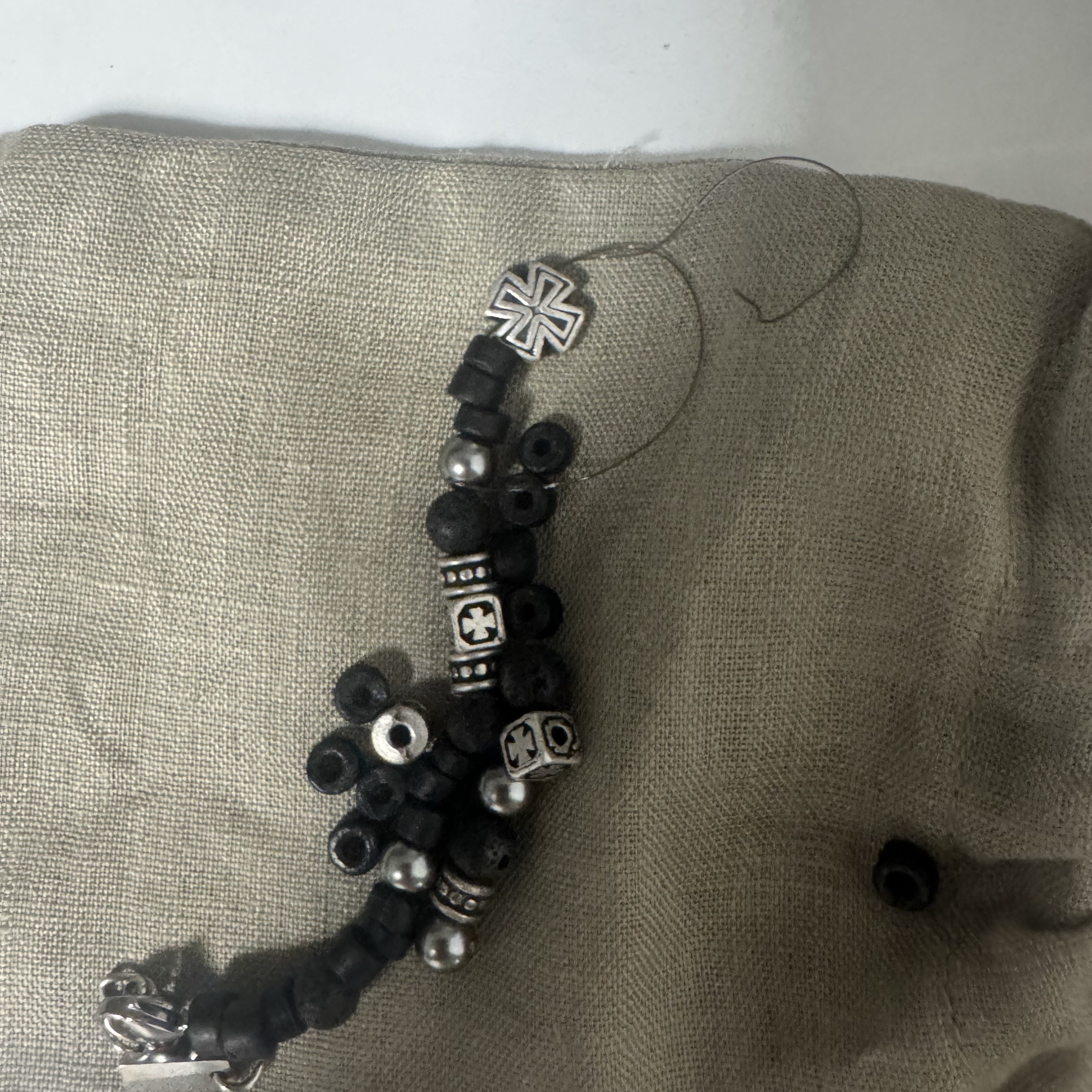 ETCE Cross Beads Bracelet Black 착용 스타일