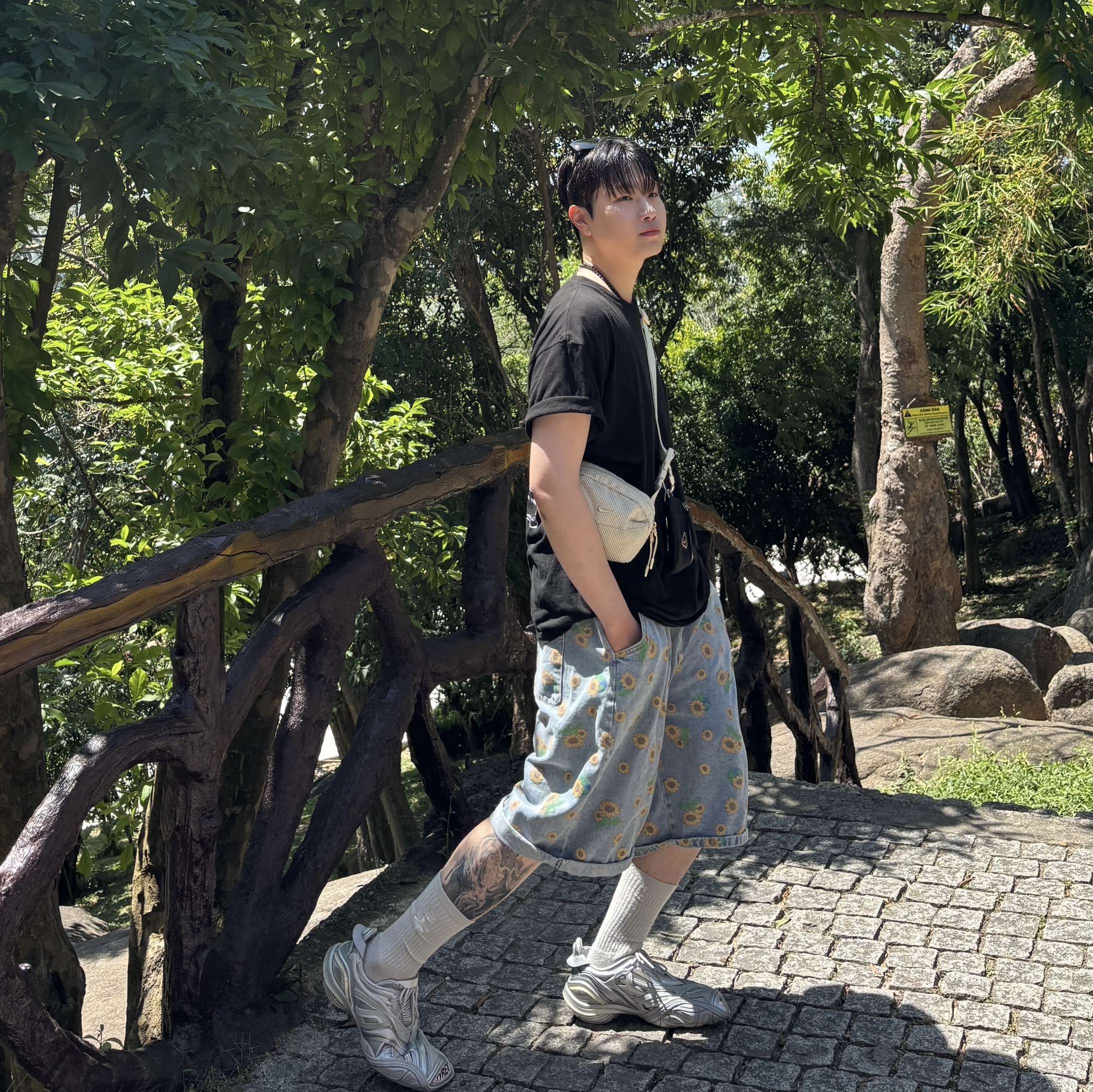 Balenciaga Tyrex Sneakers Silver 착용 스타일 - 1