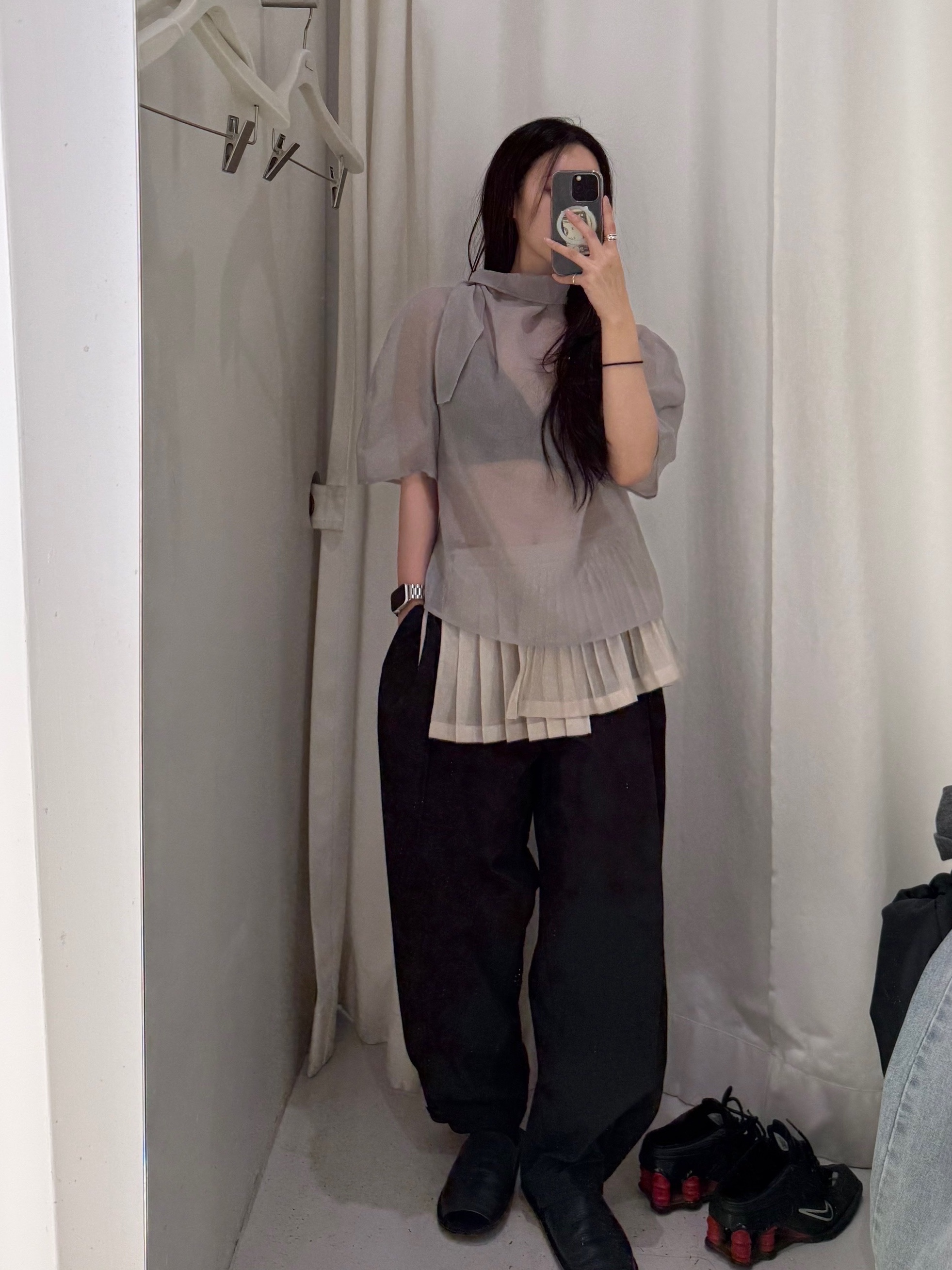 Amomento Women Knotted Collar Top Grey - 26SS 착용 스타일 - 2