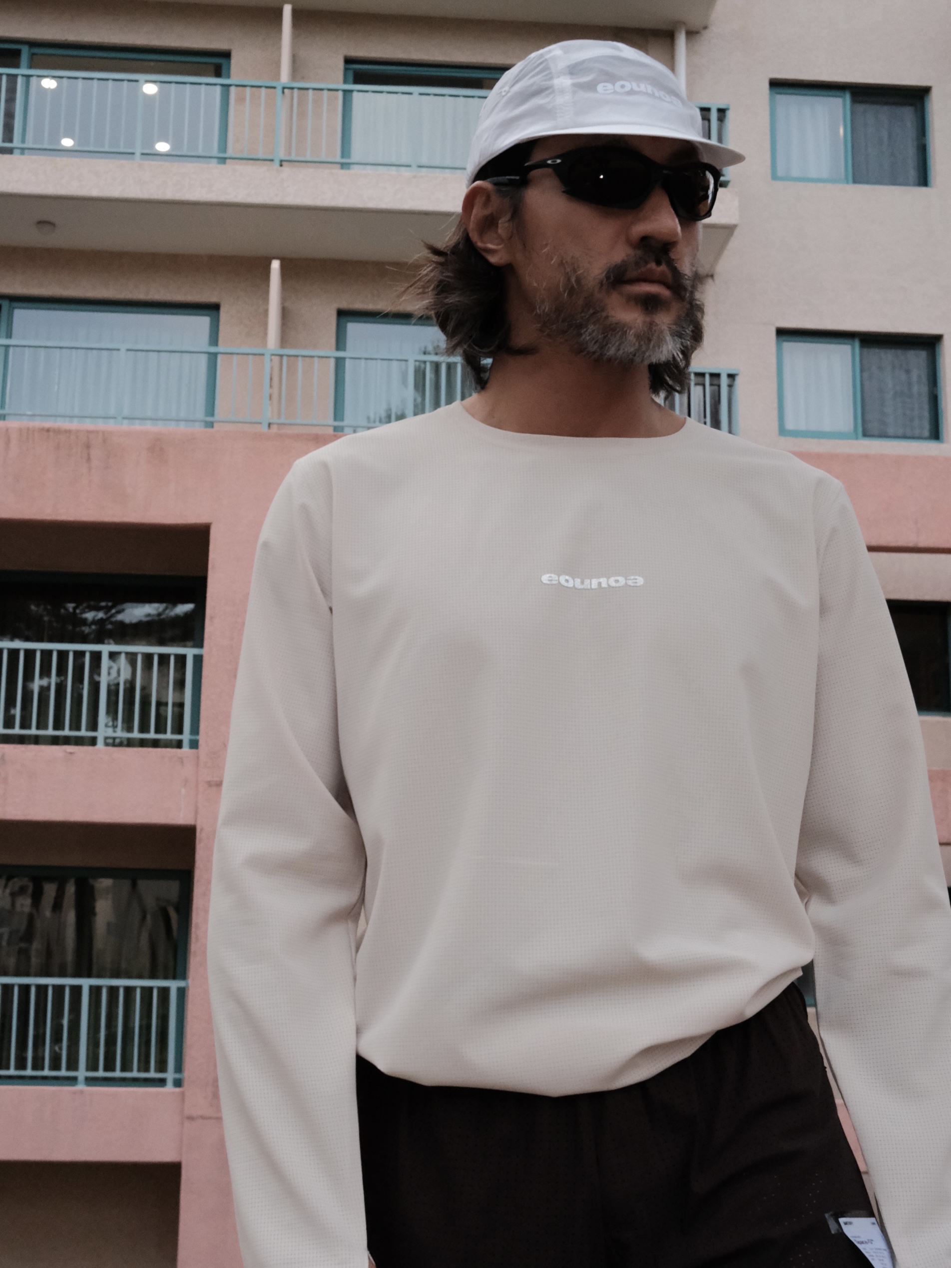 EOU AIRGRID LS001 Cream, EOU LIGHTWEIGHT CP001 White 착용 스타일 - 1