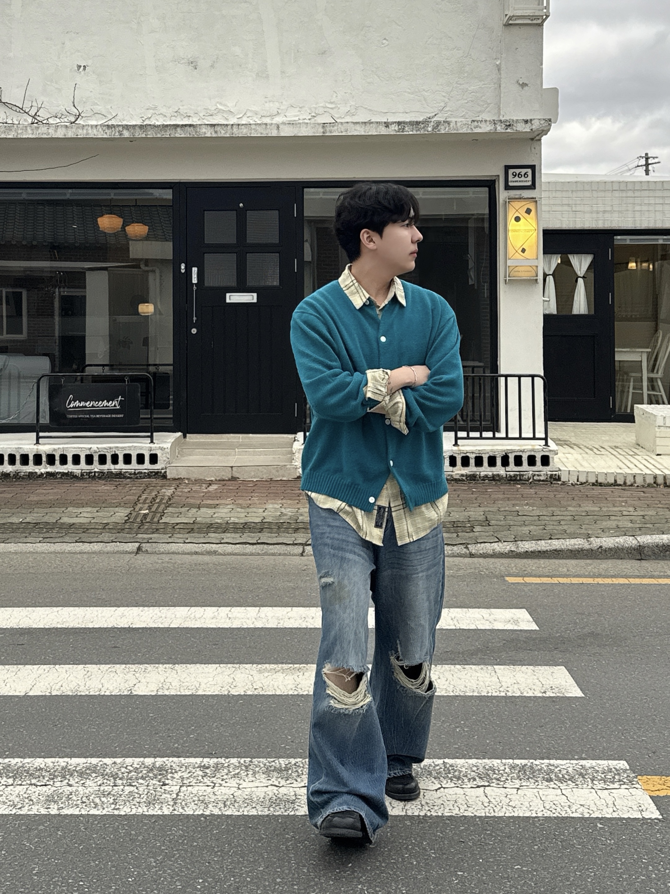 Noun Essential Crew Neck Cardigan Turquoise 착용 스타일 - 4