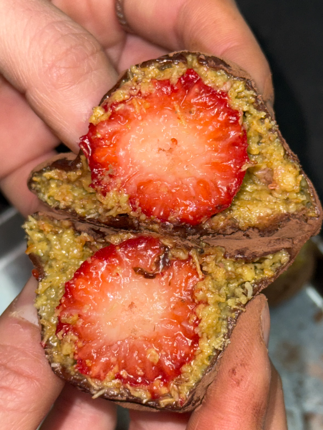 [KREAM 단독] tongtonge Dubai Style Chocolate Roll Cake, [KREAM 단독] Dopamin Dessert Fresh Fruit Dubai Pistachio Chewy Cookie Set 착용 스타일 - 4