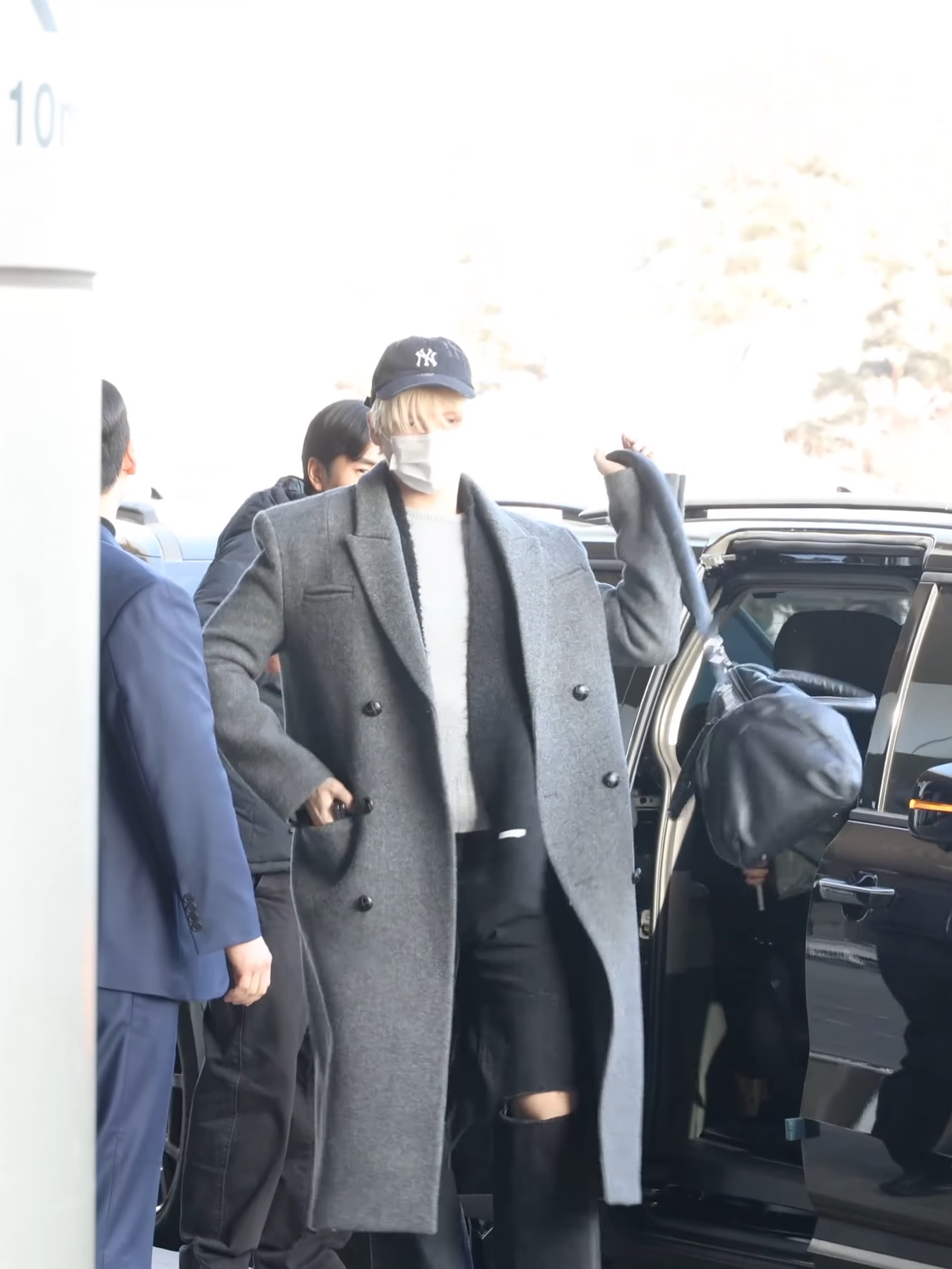 Undermycar 25FW Slim Fit Tailored Double Coat Gray, Undermycar 25FW Slim Fit Tailored Double Coat Dark Brown 착용 스타일 - 2