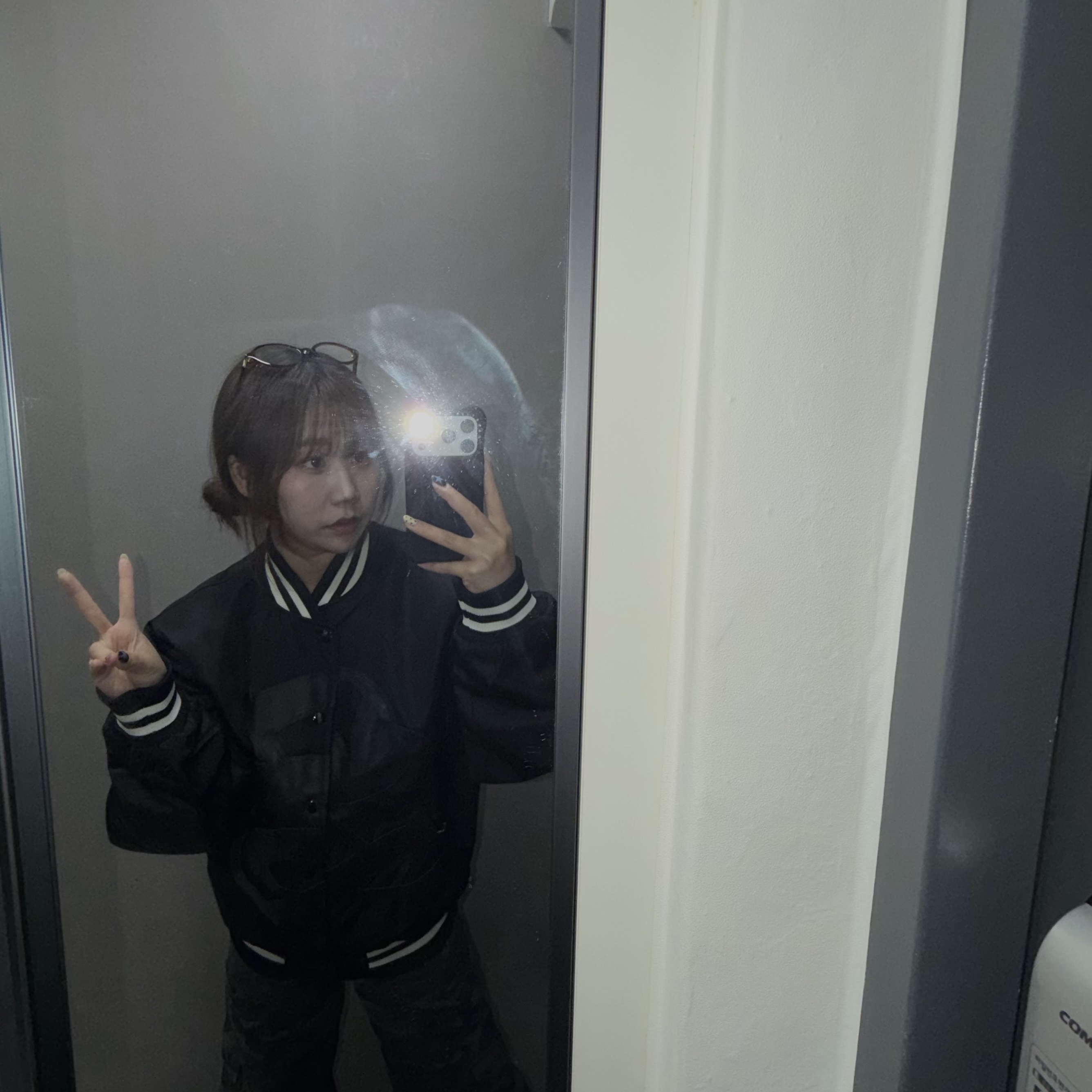 Stussy Stadium Jacket Gothic S Black 착용 스타일