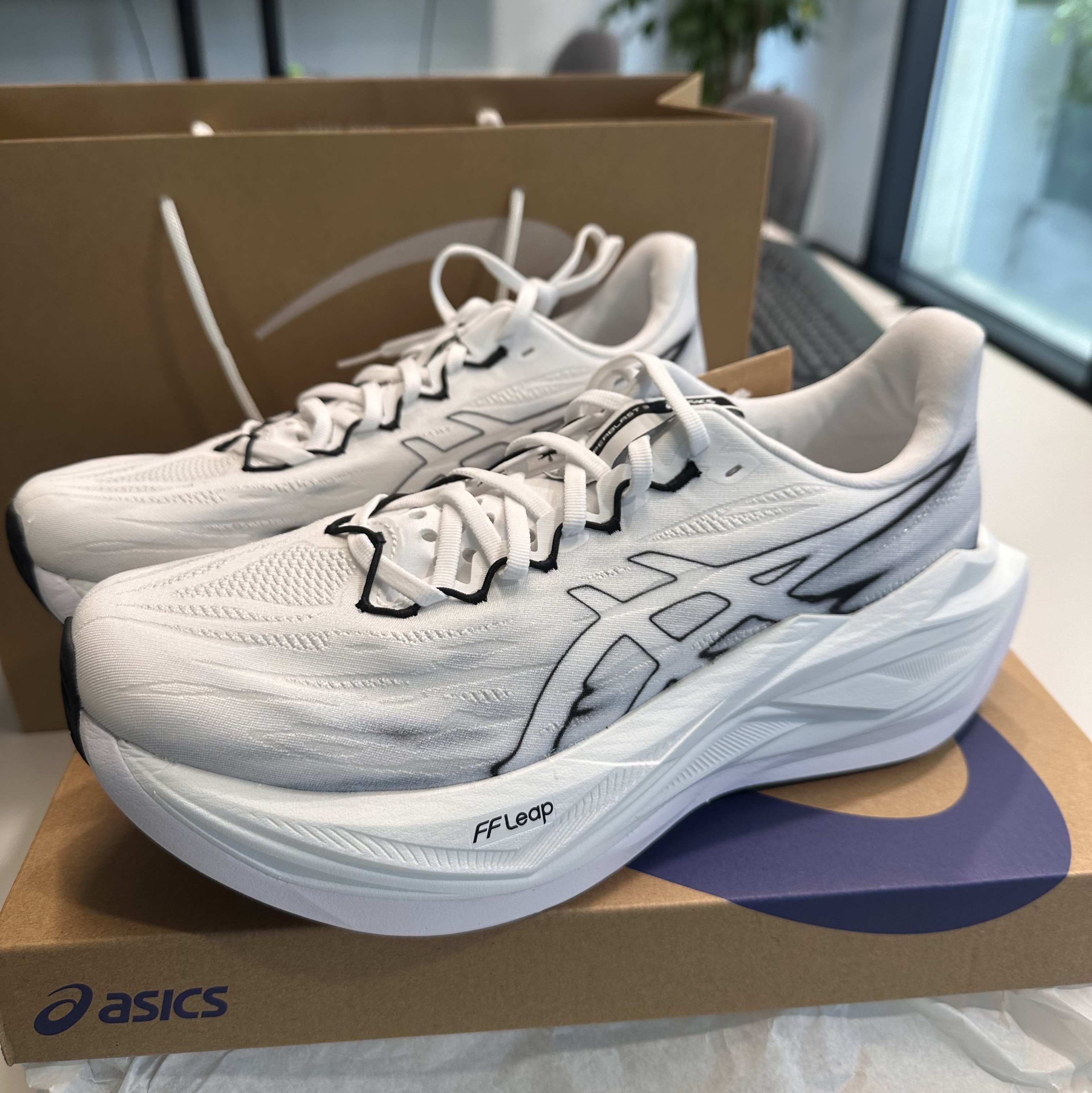 Asics Superblast 3 White Black 착용 스타일