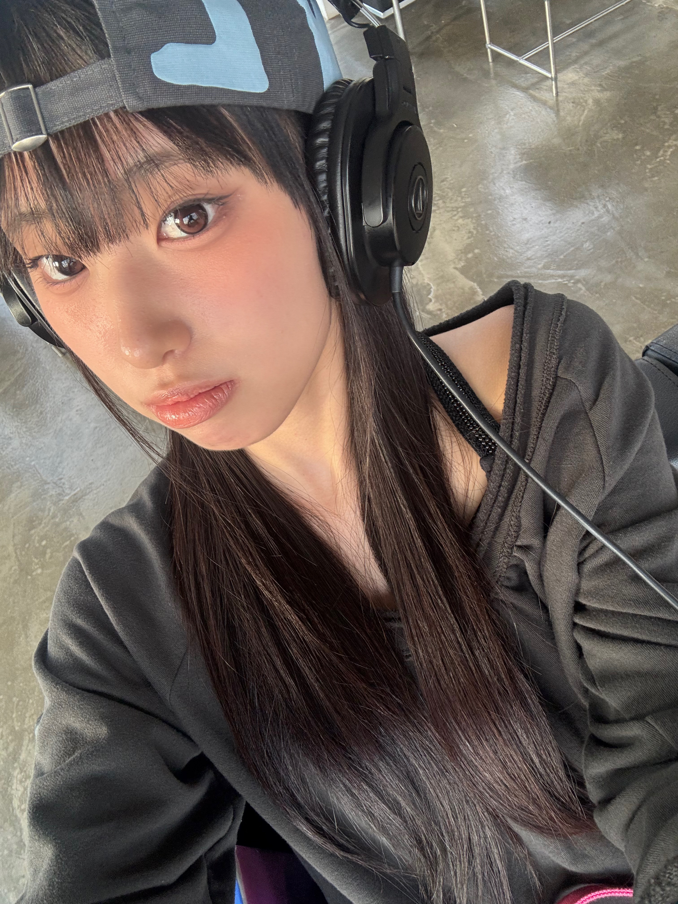 [더블적립] sunlovetour Capital Cap Charcoal 착용 스타일 - 3
