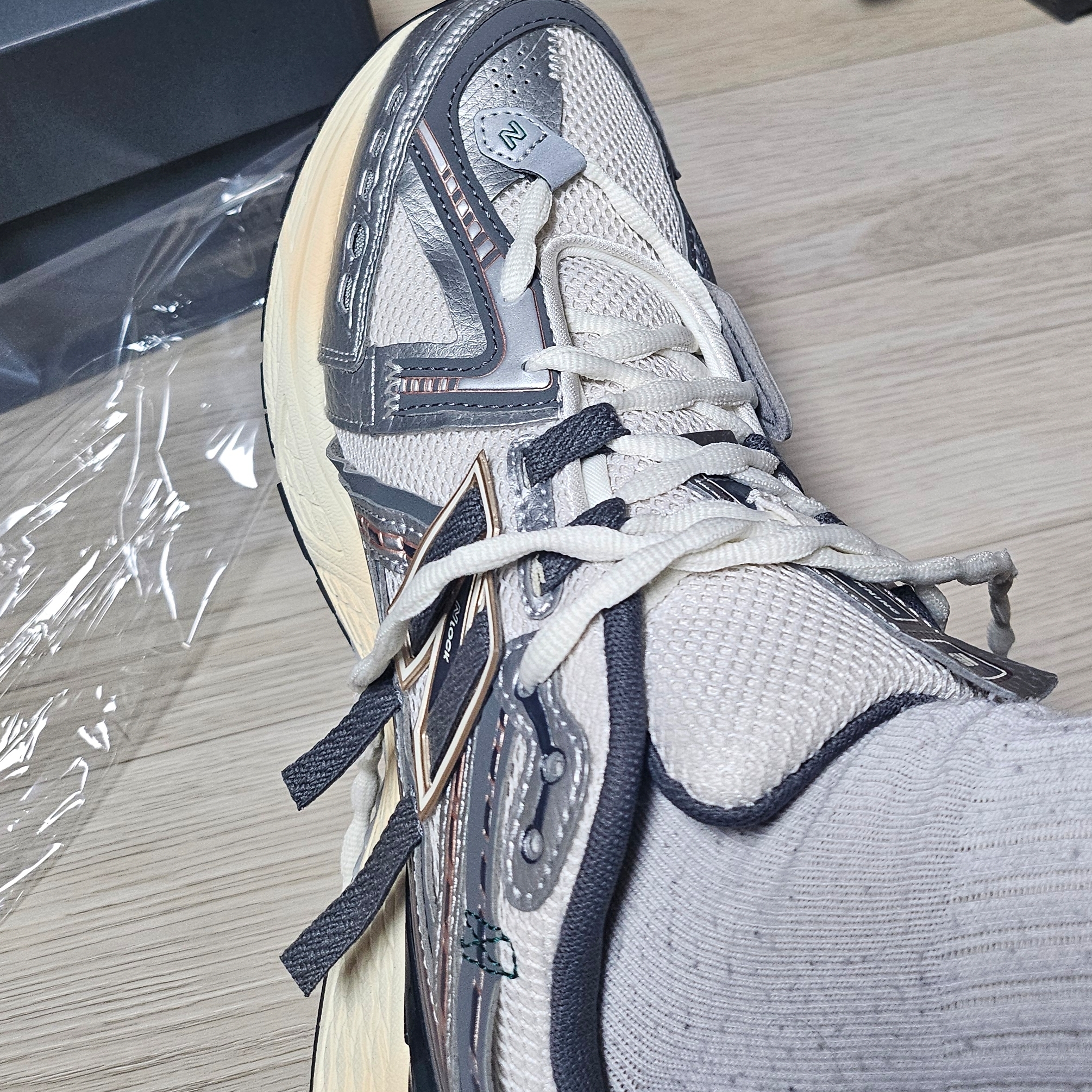 New Balance 1906A Silver Metallic Castlerock 착용 스타일