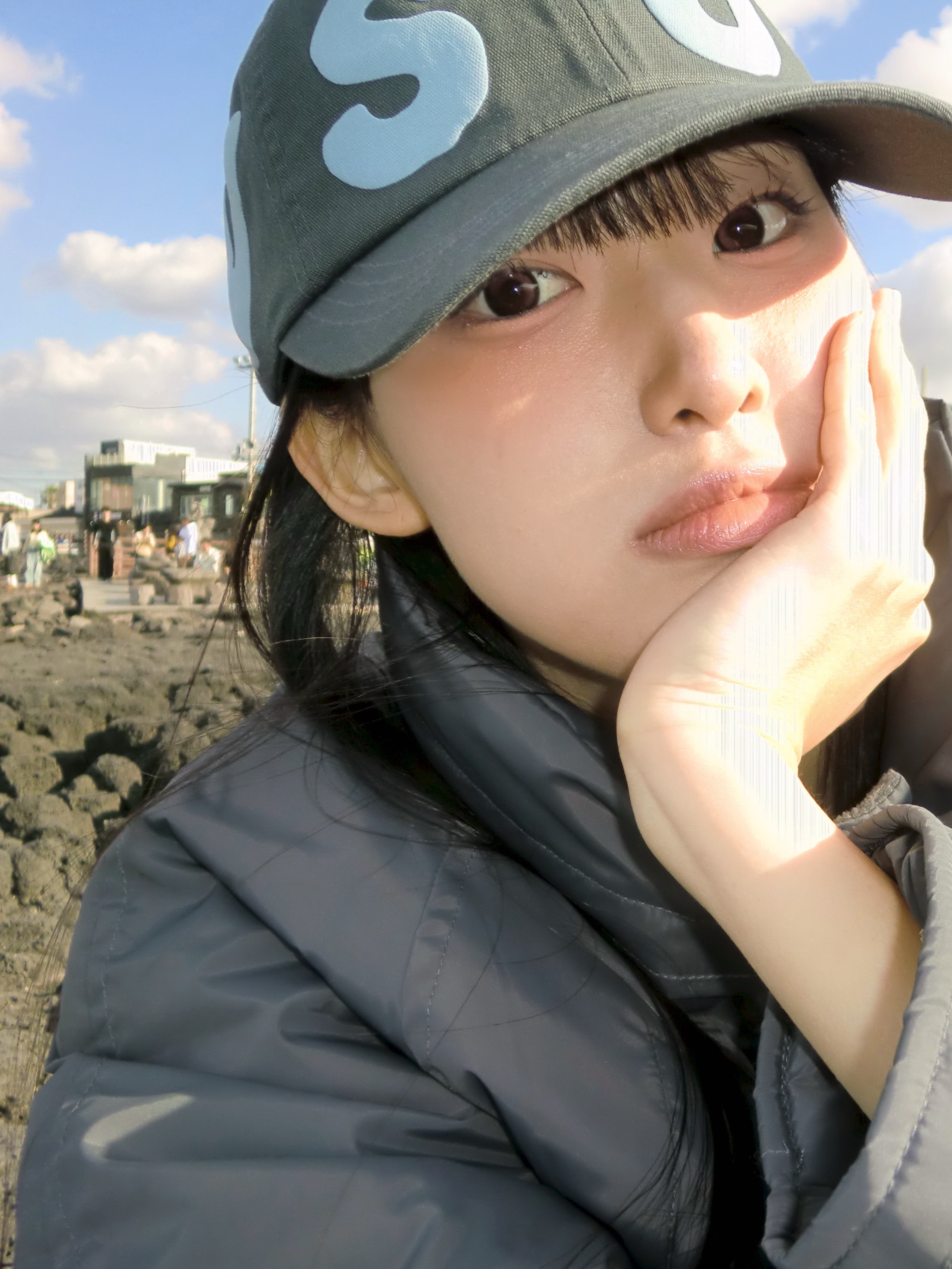[더블적립] sunlovetour Capital Cap Charcoal 착용 스타일 - 1