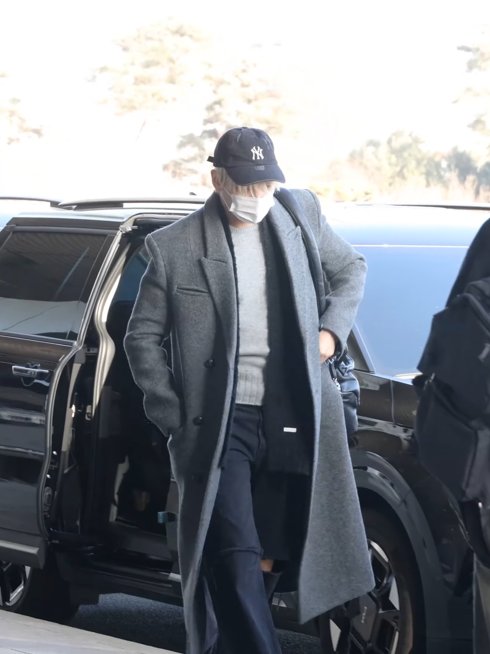 Undermycar 25FW Slim Fit Tailored Double Coat Gray, Undermycar 25FW Slim Fit Tailored Double Coat Dark Brown 착용 스타일 - 3