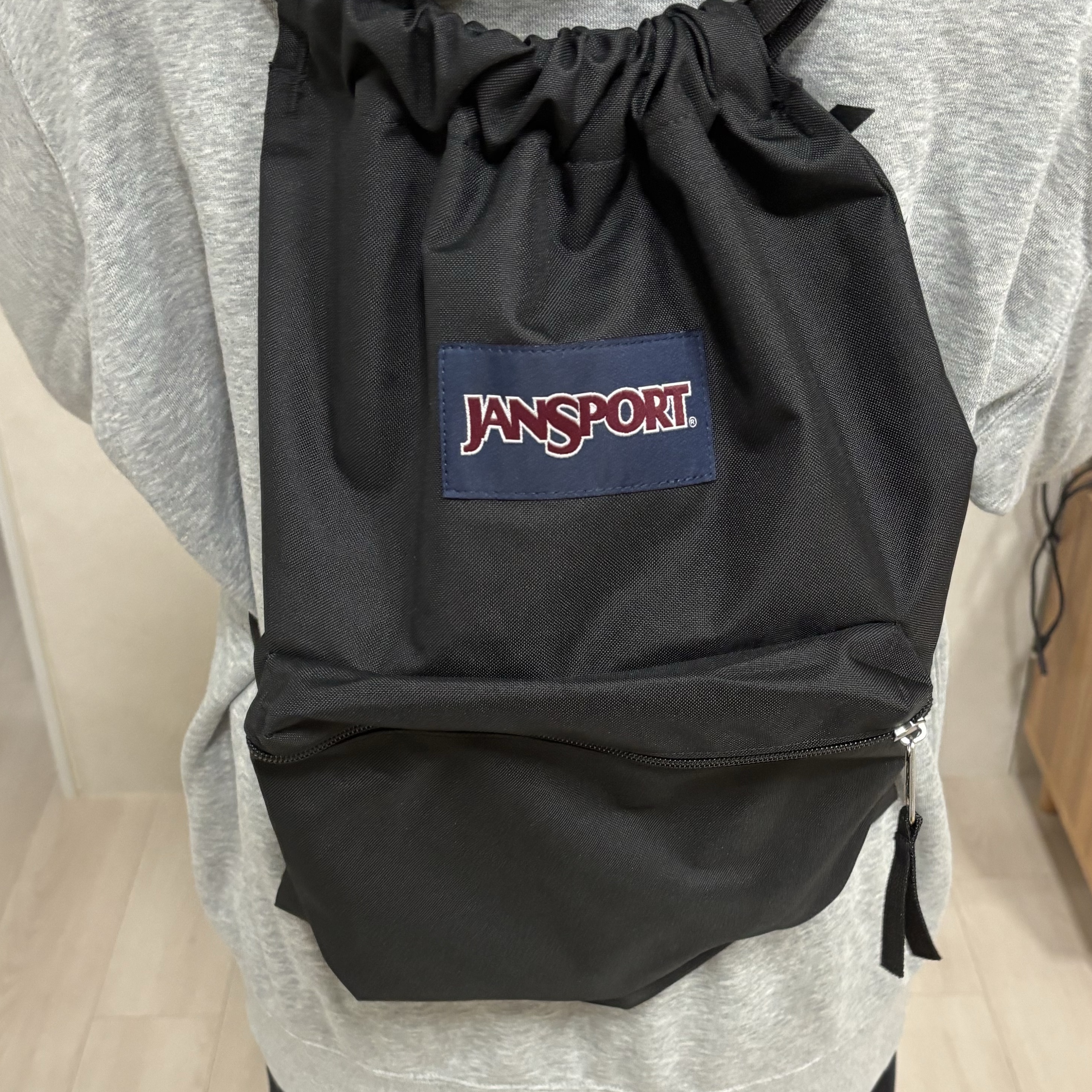 Jansport Draw Sack Black 착용 스타일