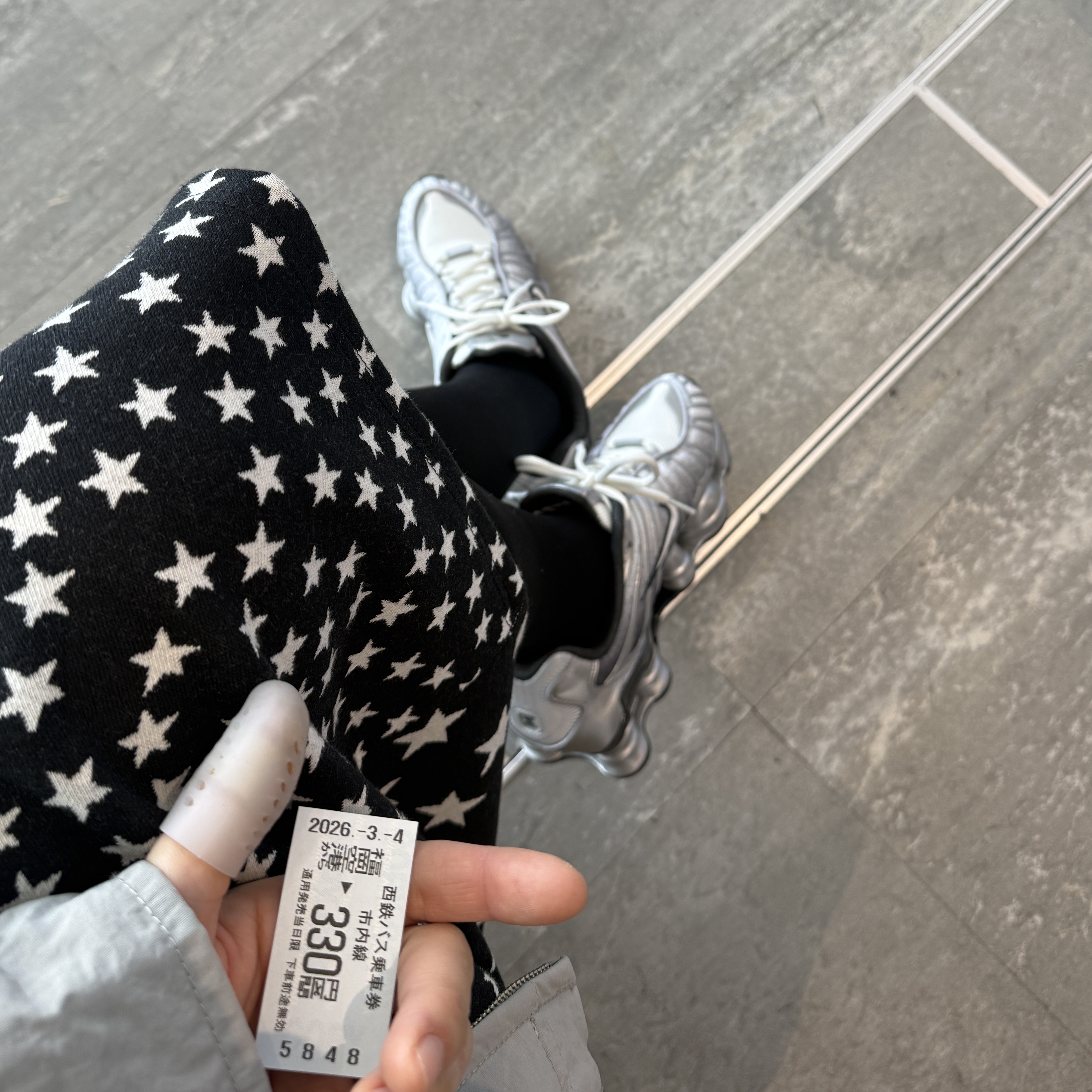 Nike Shox TL Metallic Silver Wolf Grey 착용 스타일 - 1