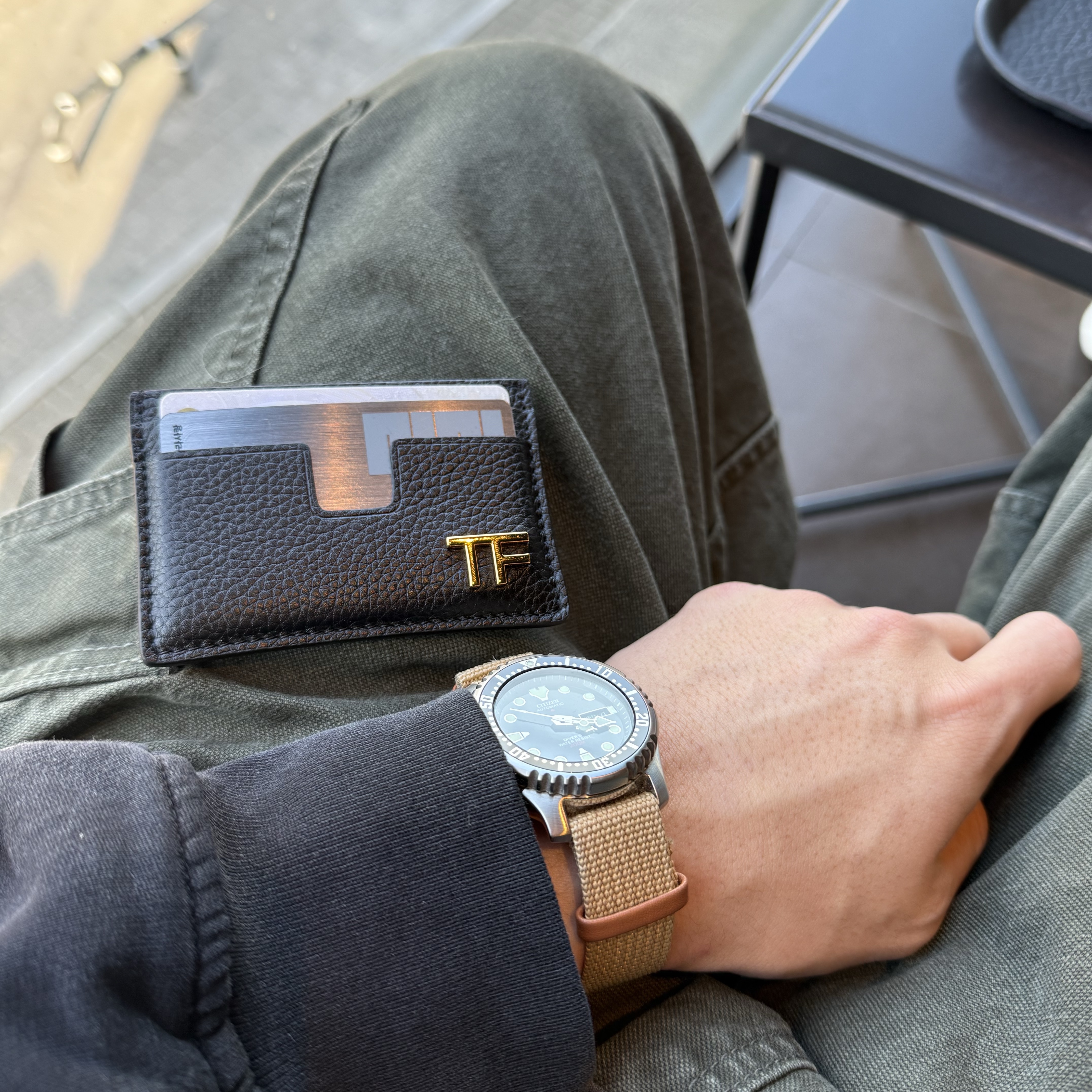 Tom Ford TF Logo Leather Card Holder Black 착용 스타일
