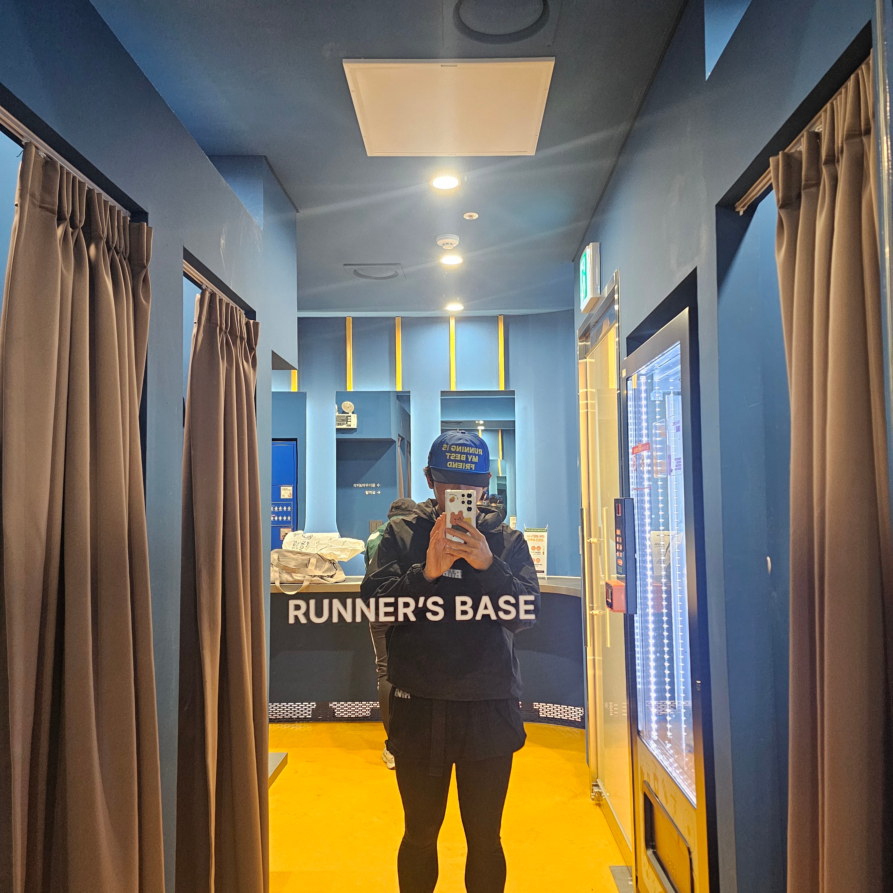Alex Zono Running Is My Best Friend Trucker Blue, [KREAM 단독] runwhither Hidden Hoodie Anorak Jacket Black 착용 스타일 - 2