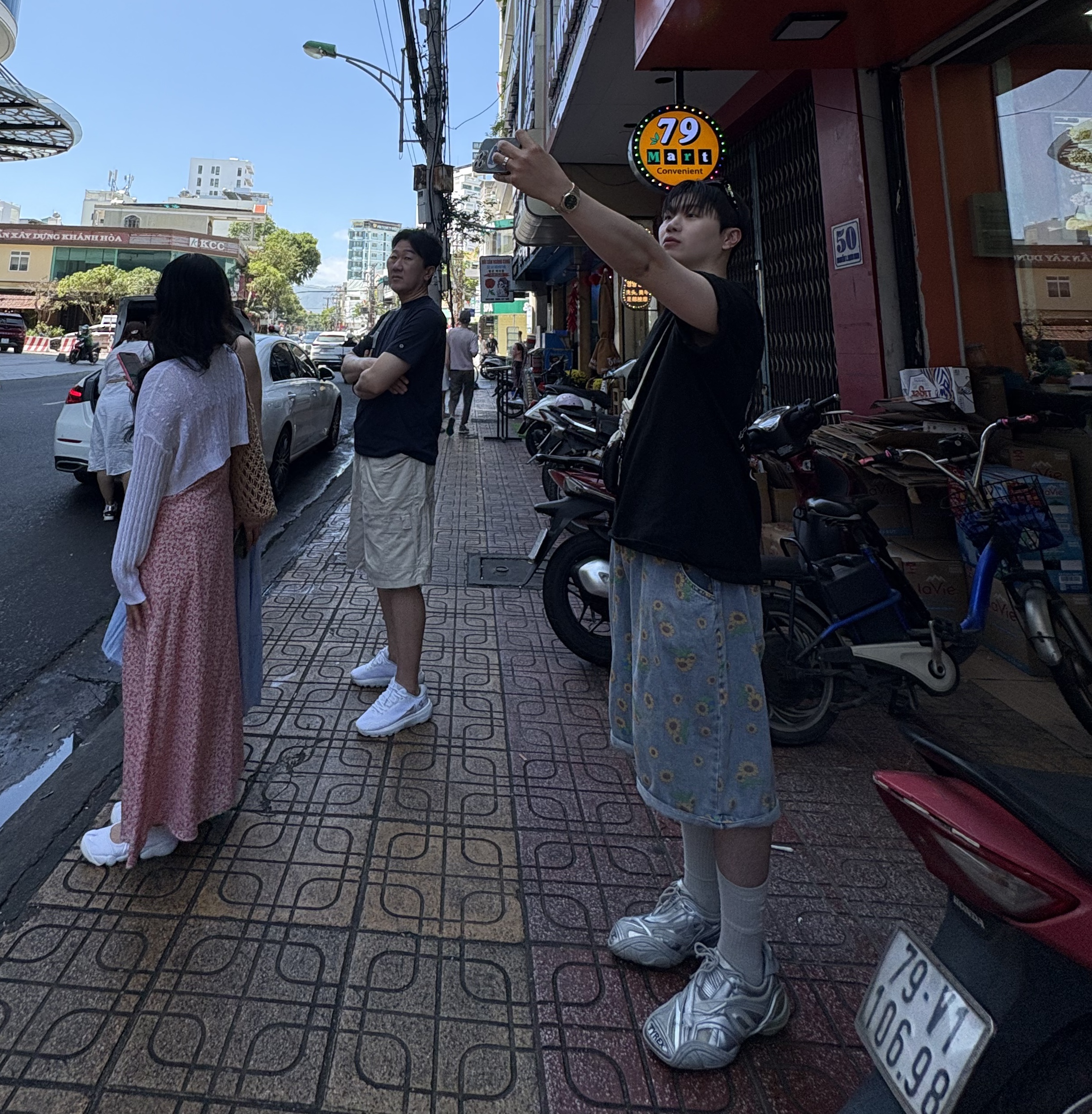 Balenciaga Tyrex Sneakers Silver 착용 스타일 - 2