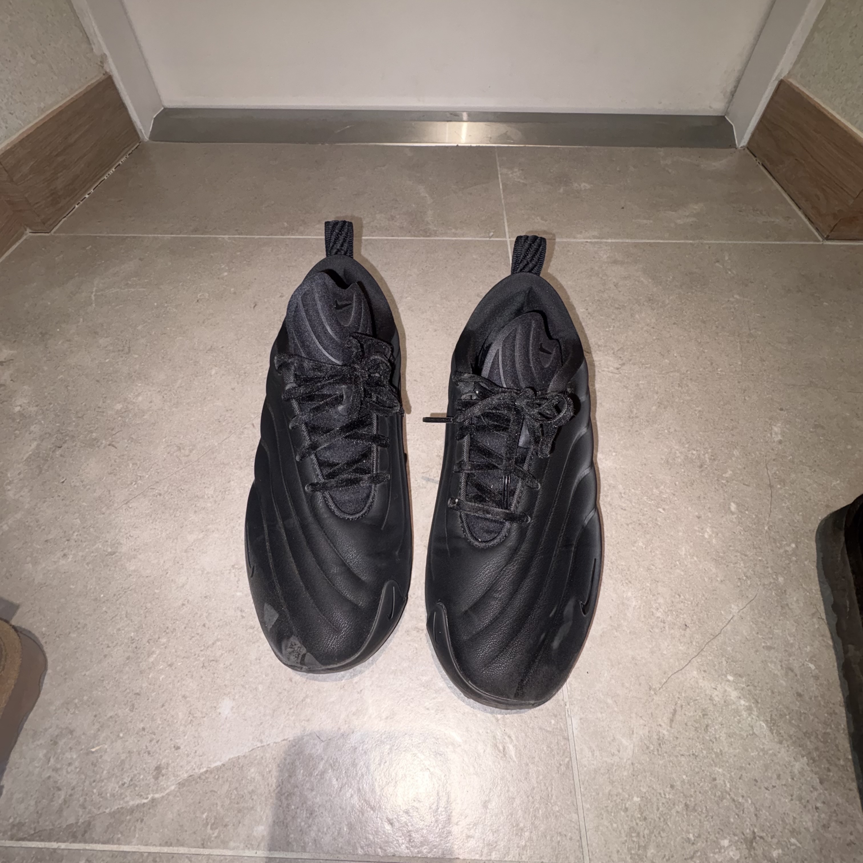 (W) Nike Astra Ultra Triple Black 착용 스타일 - 2