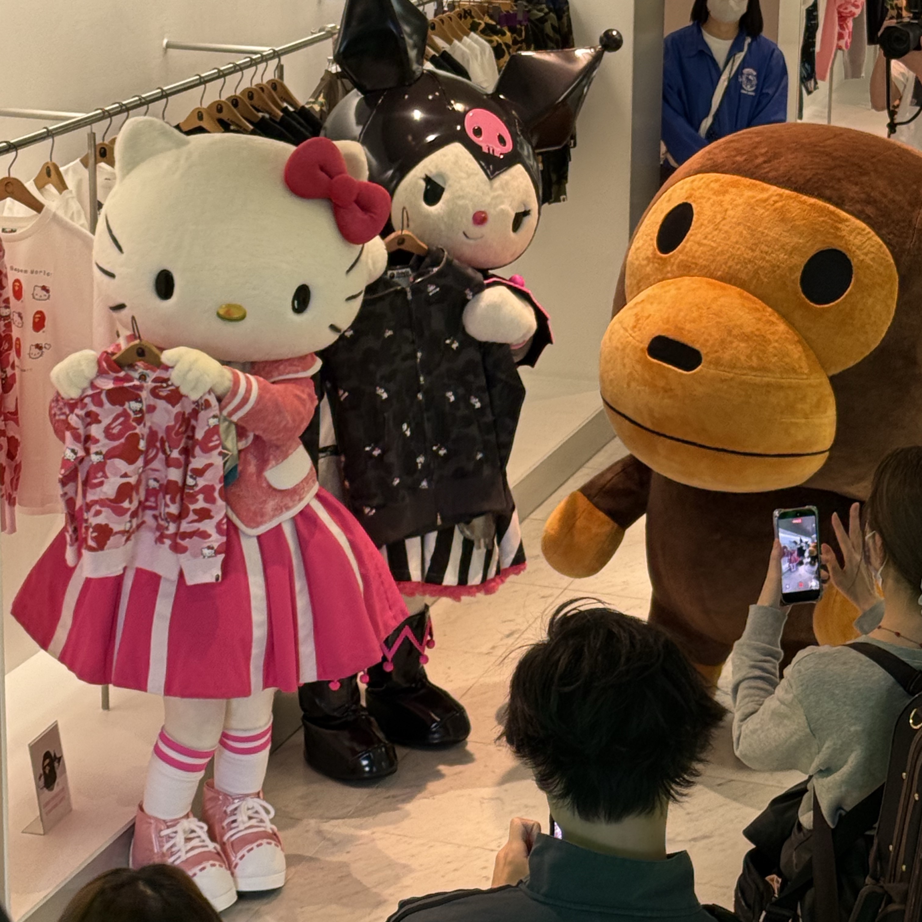 (W) BAPE x Sanrio Characters Hello Kitty Camo Full Zip Hoodie Pink, (W) BAPE x Sanrio Characters Kuromi Camo Full Zip Hoodie Black 착용 스타일