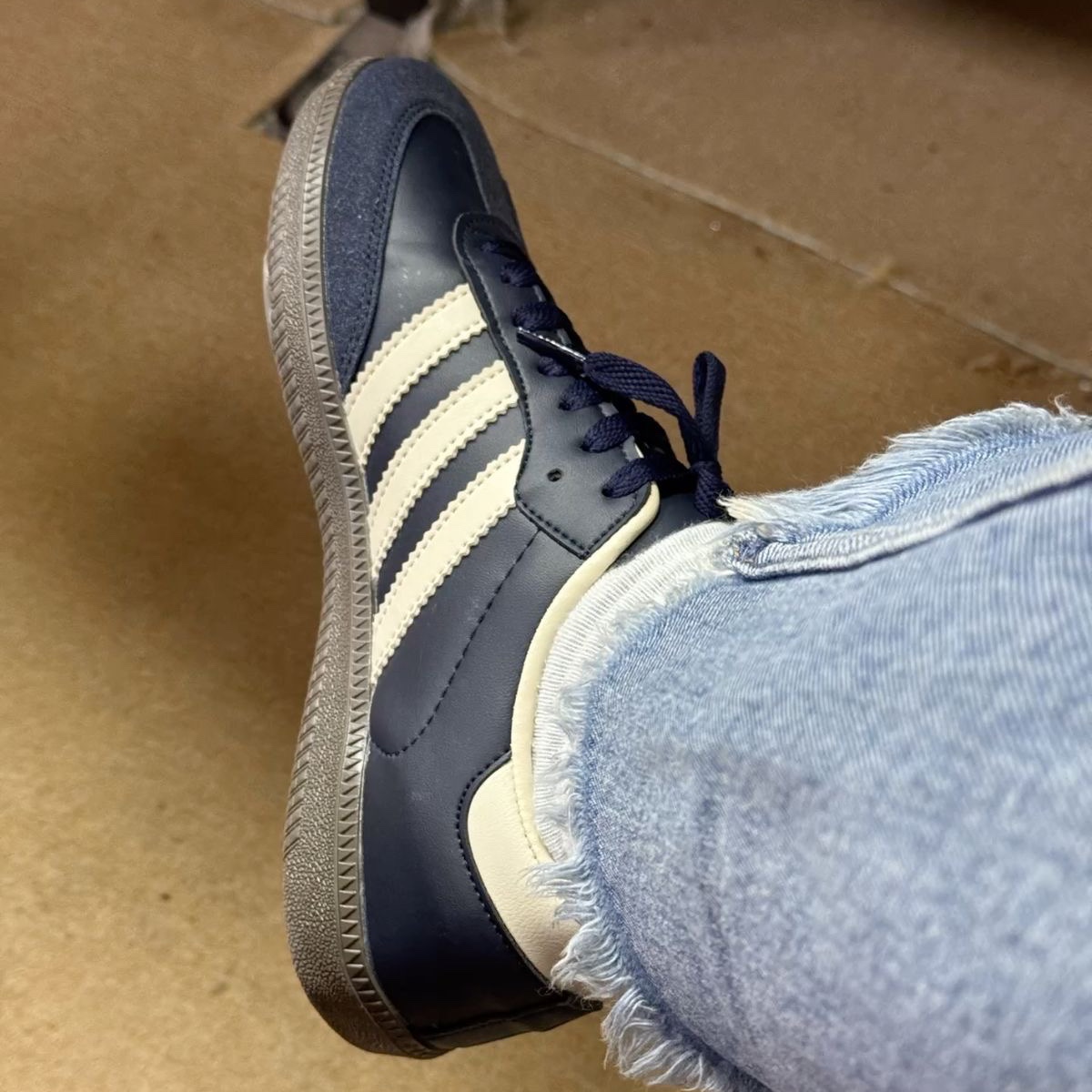 Adidas Samba OG Night Navy Cream White 착용 스타일 - 3