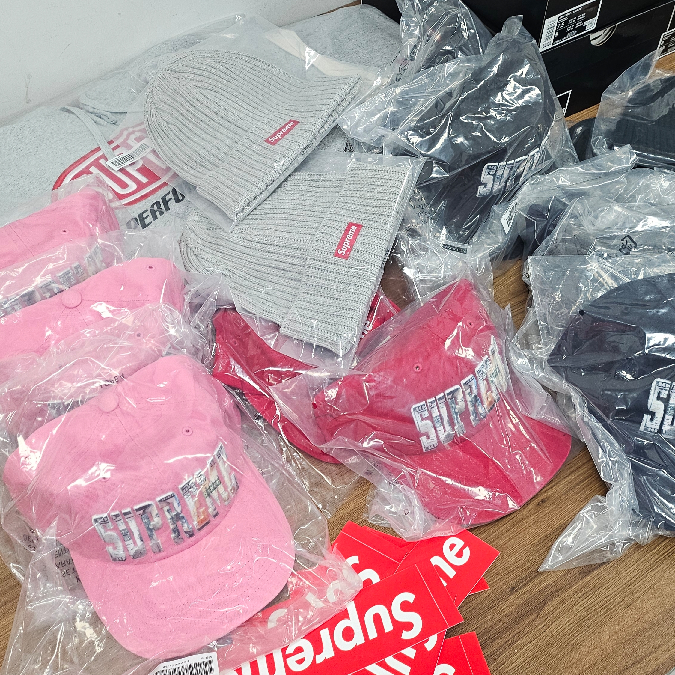 Supreme Overdyed Beanie Heather Grey - 26SS, Supreme Embroidered Money Logo 6-Panel Black - 26SS 착용 스타일