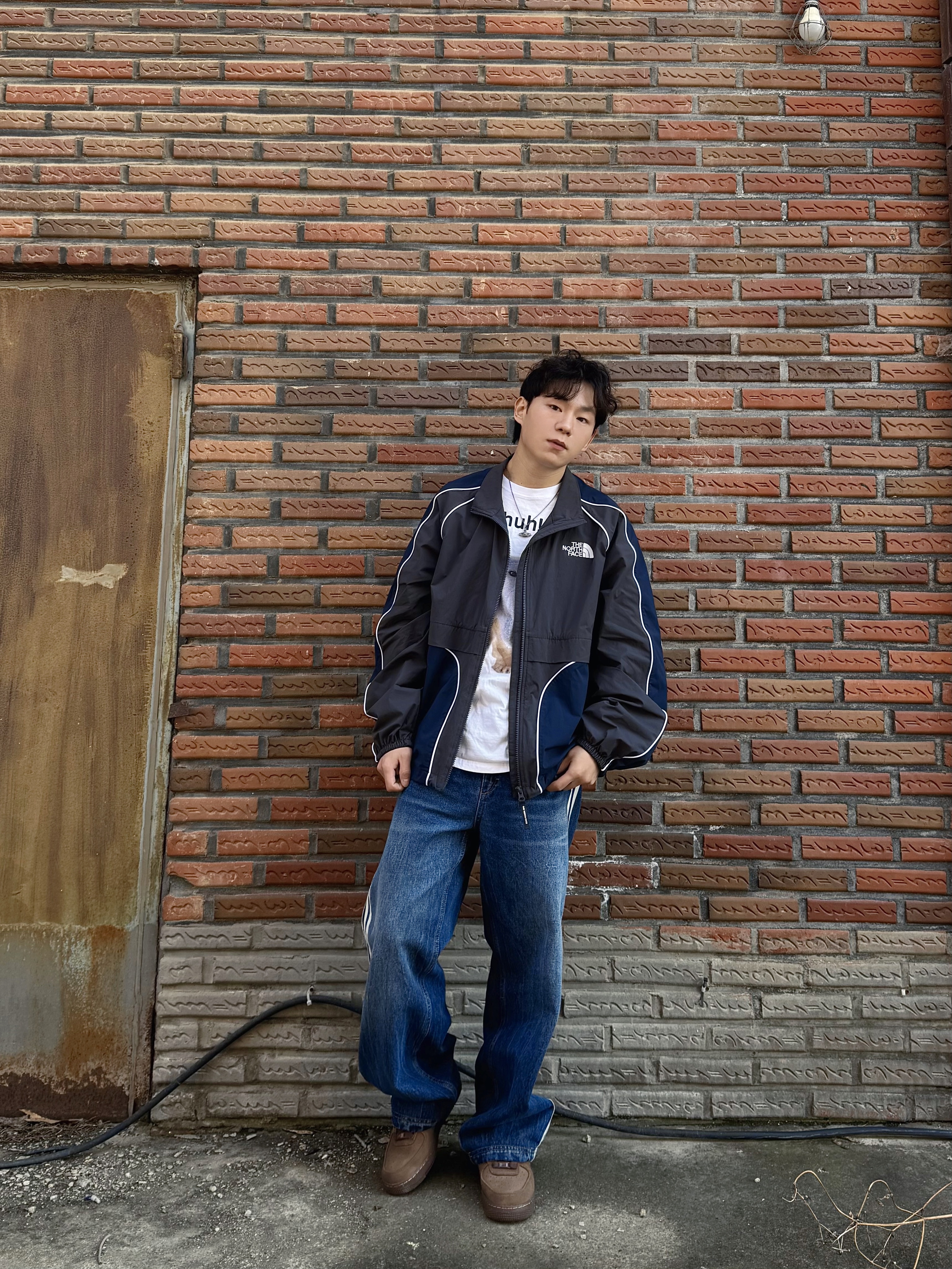 The North Face White Label Brio Jacket Dark Charcoal, Suade Huh Tee White 착용 스타일 - 2