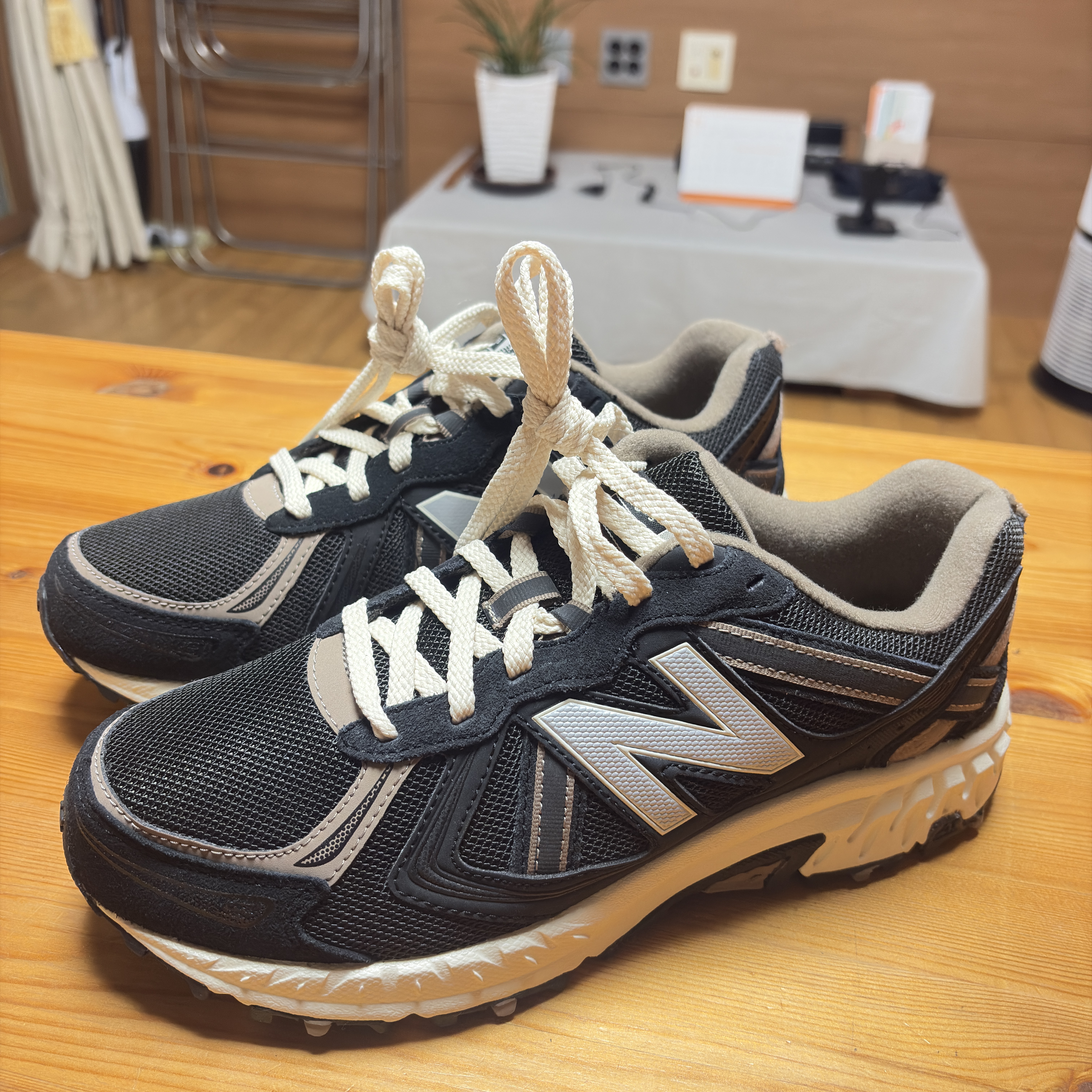 New Balance 410v5 Black - 2E Wide 착용 스타일