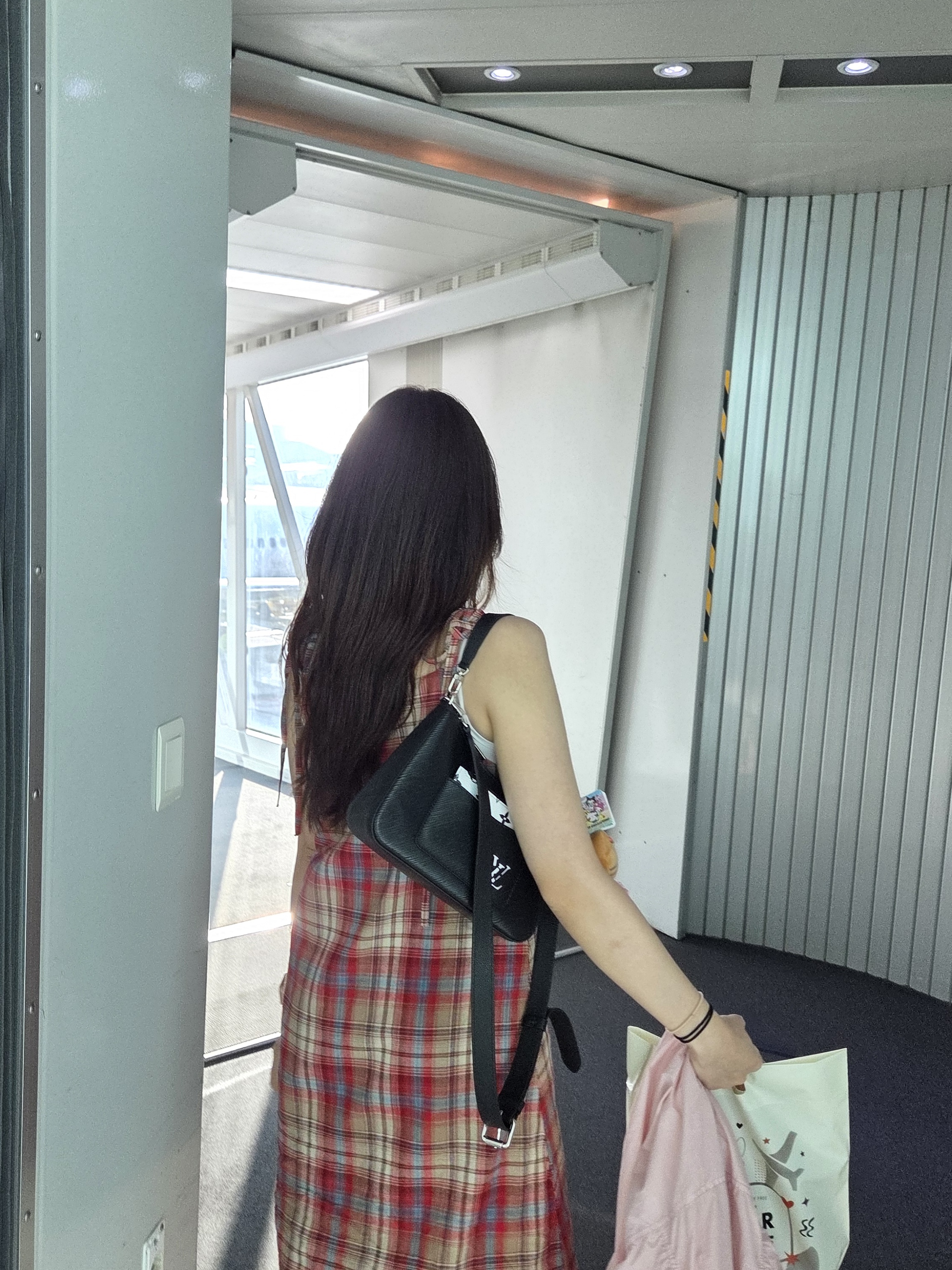 Louis Vuitton Marelle Epi Black 착용 스타일 - 2